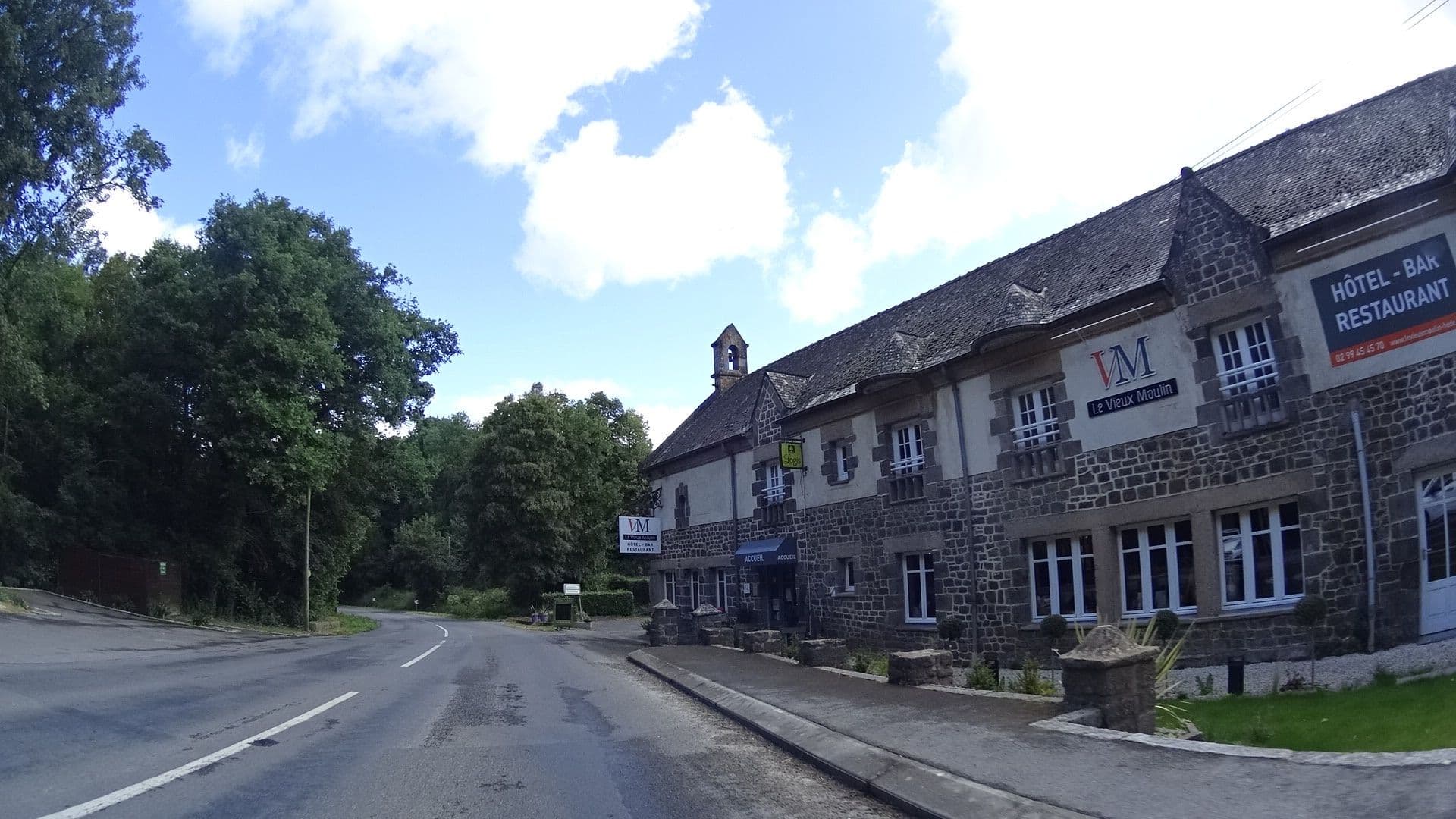 Street view near Hostellerie du Vieux Moulin, Hédé-Bazouges — © panieravide (CC BY-SA · Mapillary)