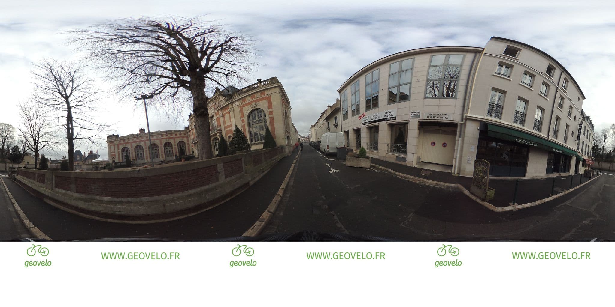 Street view near Le Richelieu, Fontainebleau — © simon_geovelo (CC BY-SA · Mapillary)