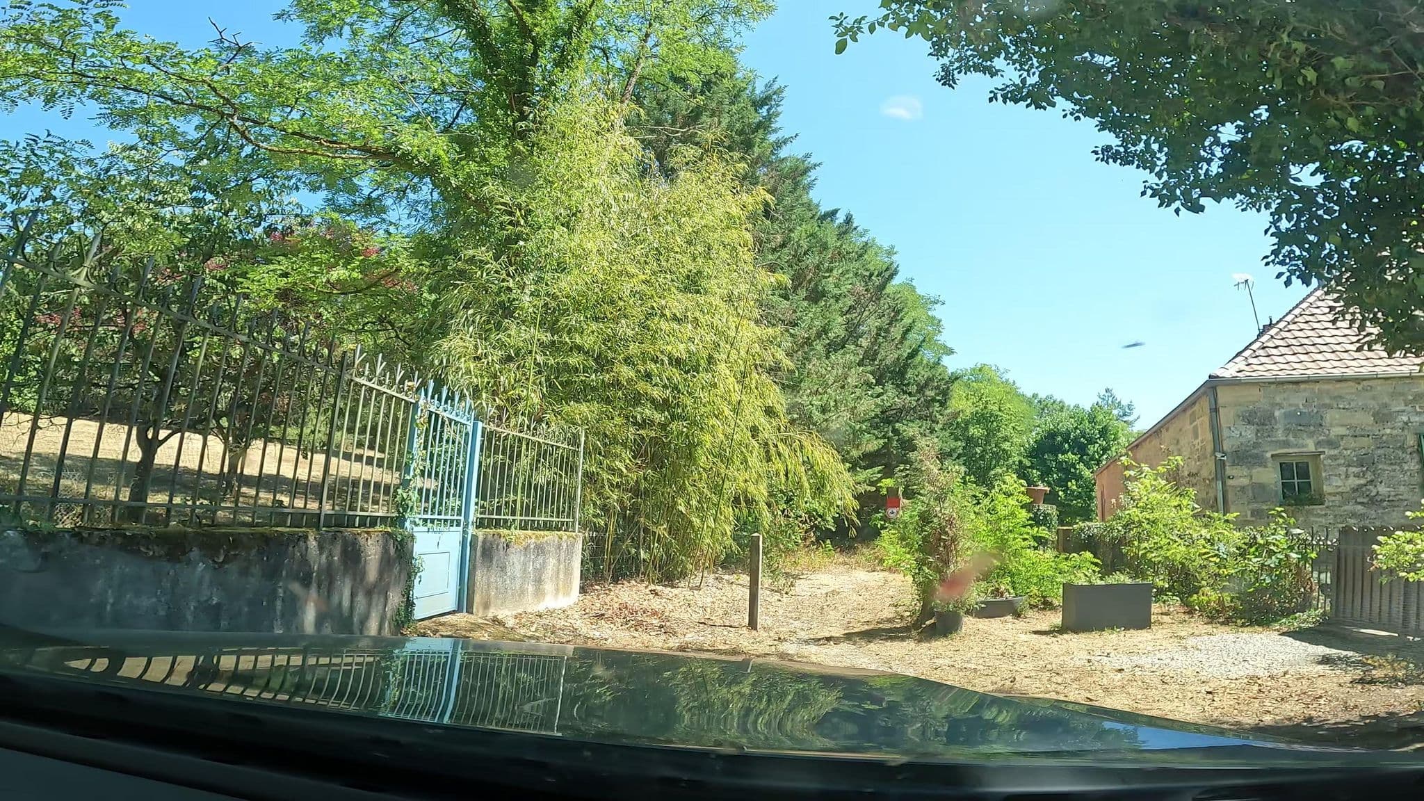Street view near Le Val de Vergy, Nuits-Saint-Georges — © vinisa (CC BY-SA · Mapillary)