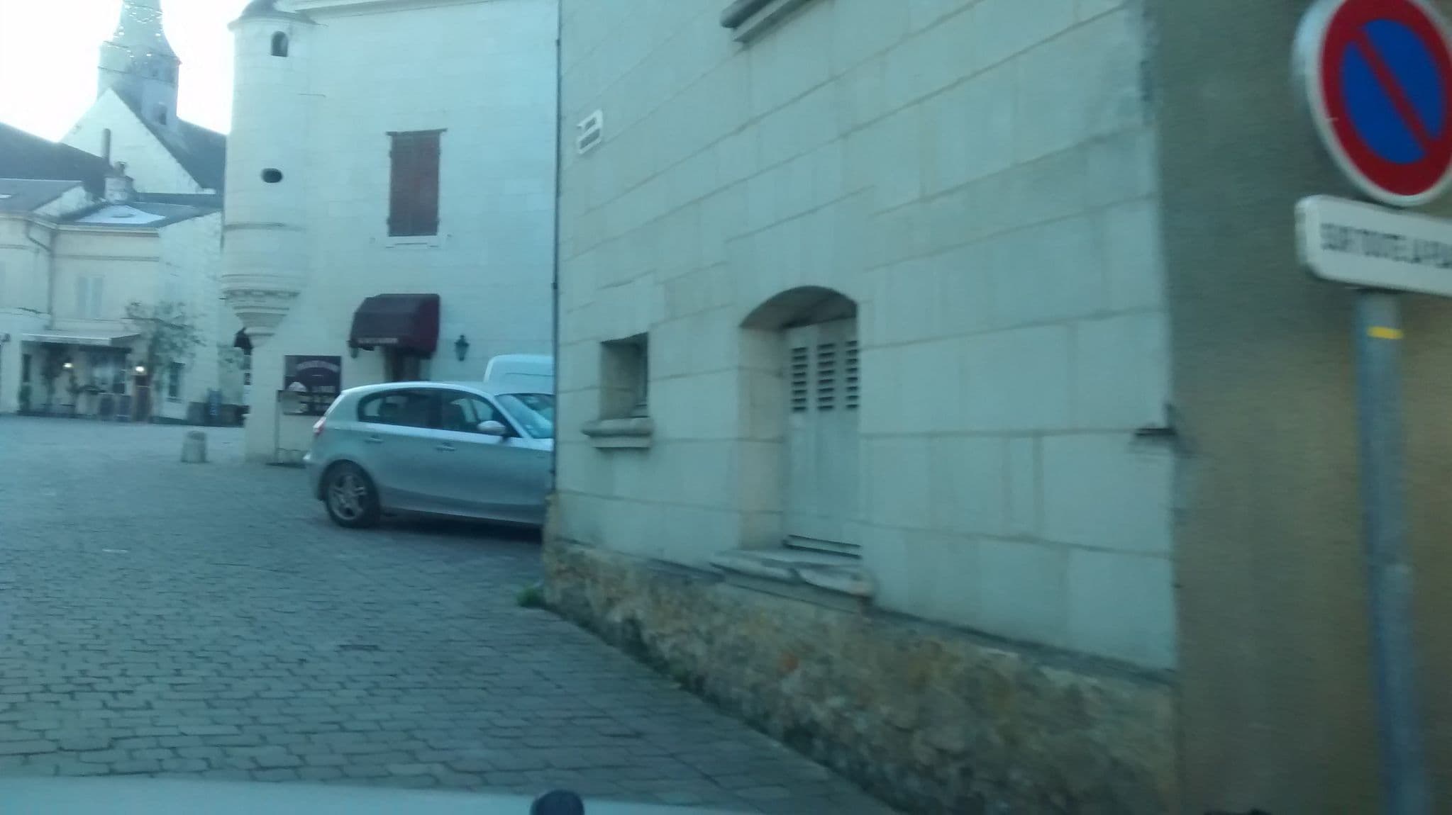 Street view near Hôtel La Croix Blanche Fontevraud, Fontevraud-l'Abbaye — © mgageo (CC BY-SA · Mapillary)