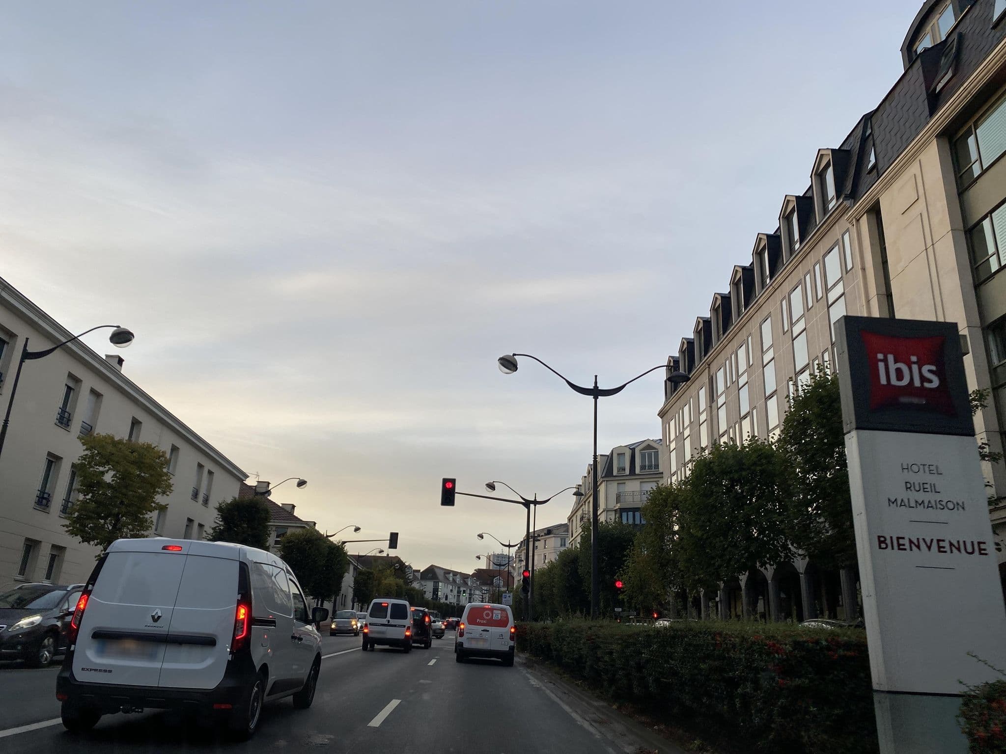 Street view near Ibis, Rueil-Malmaison — © fpm (CC BY-SA · Mapillary)