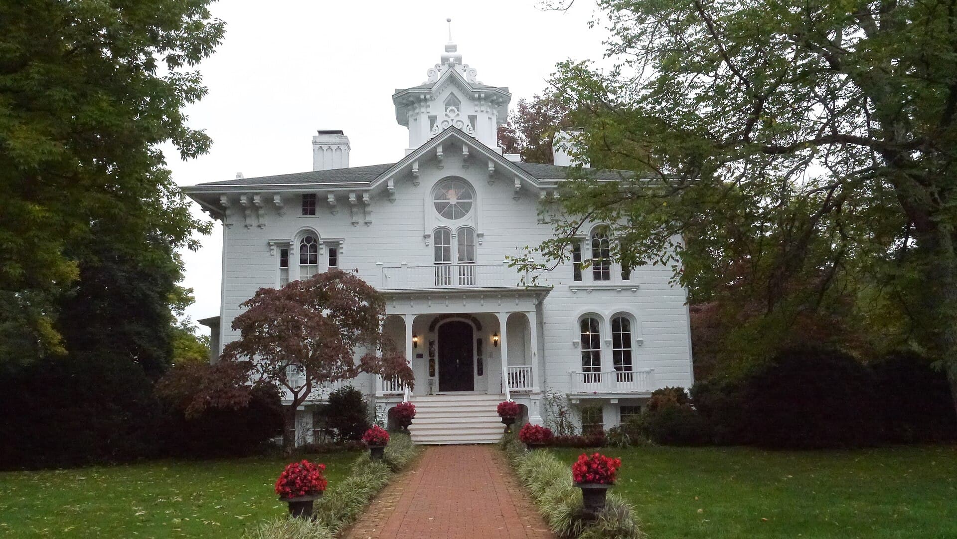 Mayhurst Inn (via Wikimedia Commons, Public domain)
