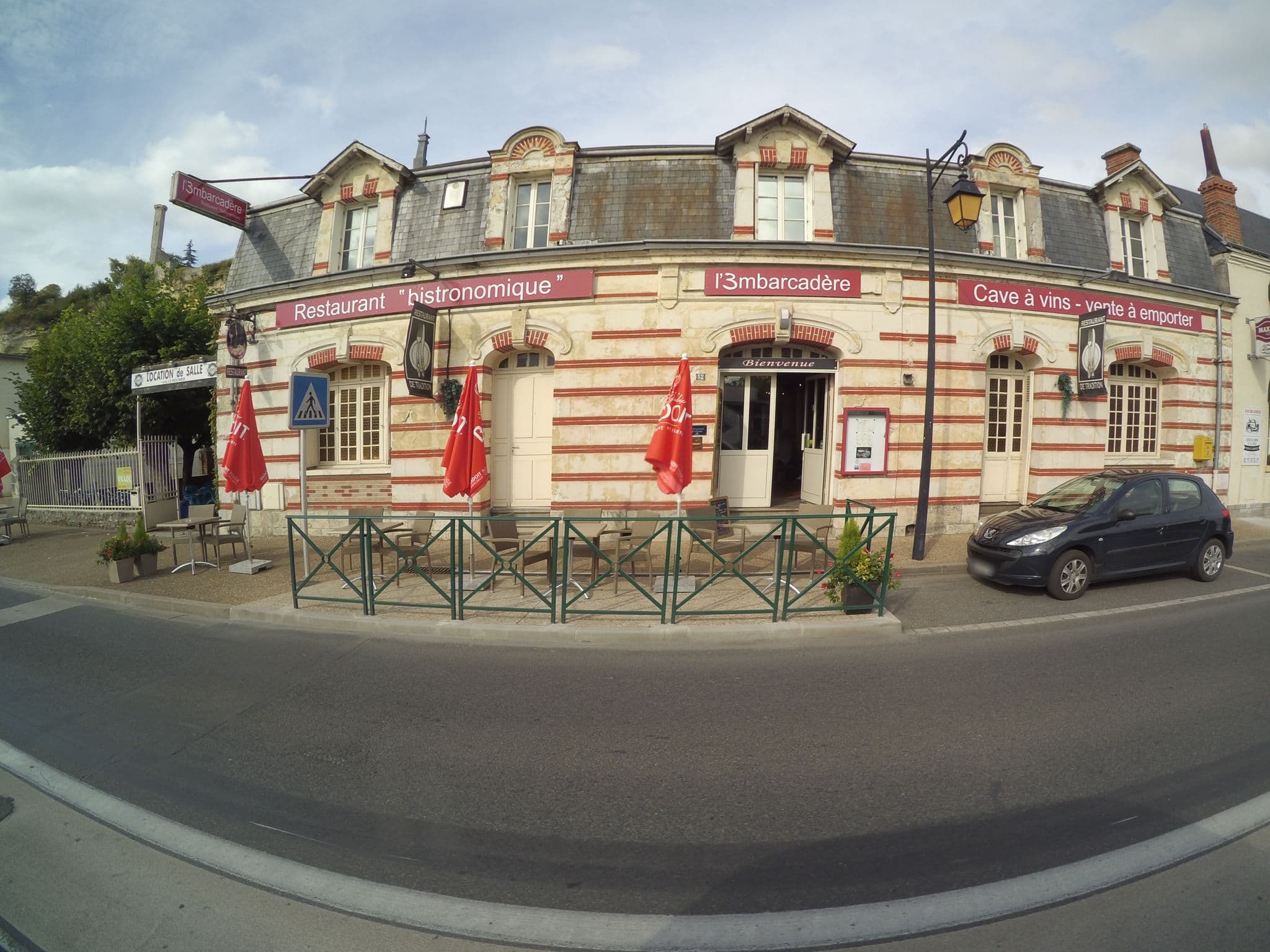 Street view near L'Auberge du Croissant, Rochecorbon — © stephanep (CC BY-SA · Mapillary)