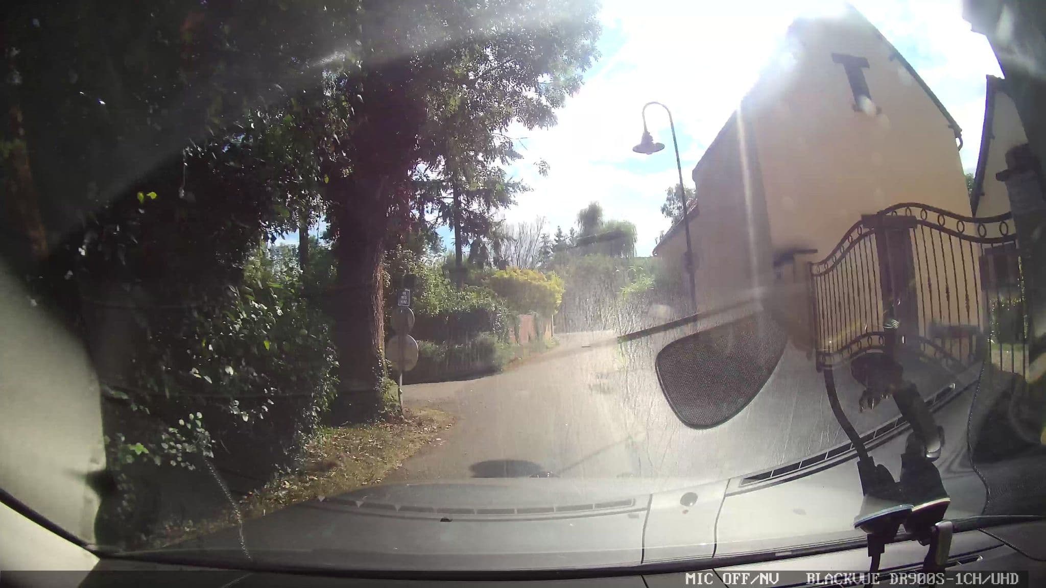 Street view near Le Clos Fleuri, Limetz-Villez — © grobin (CC BY-SA · Mapillary)
