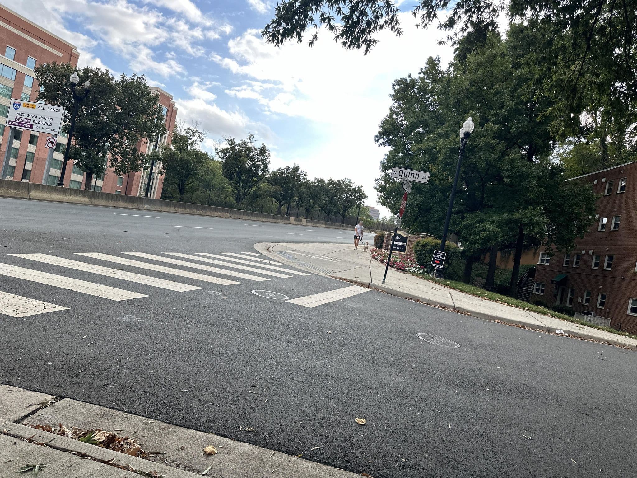 Street view near Crapmobile, Rosslyn — © NickMole (CC BY-SA · Mapillary)