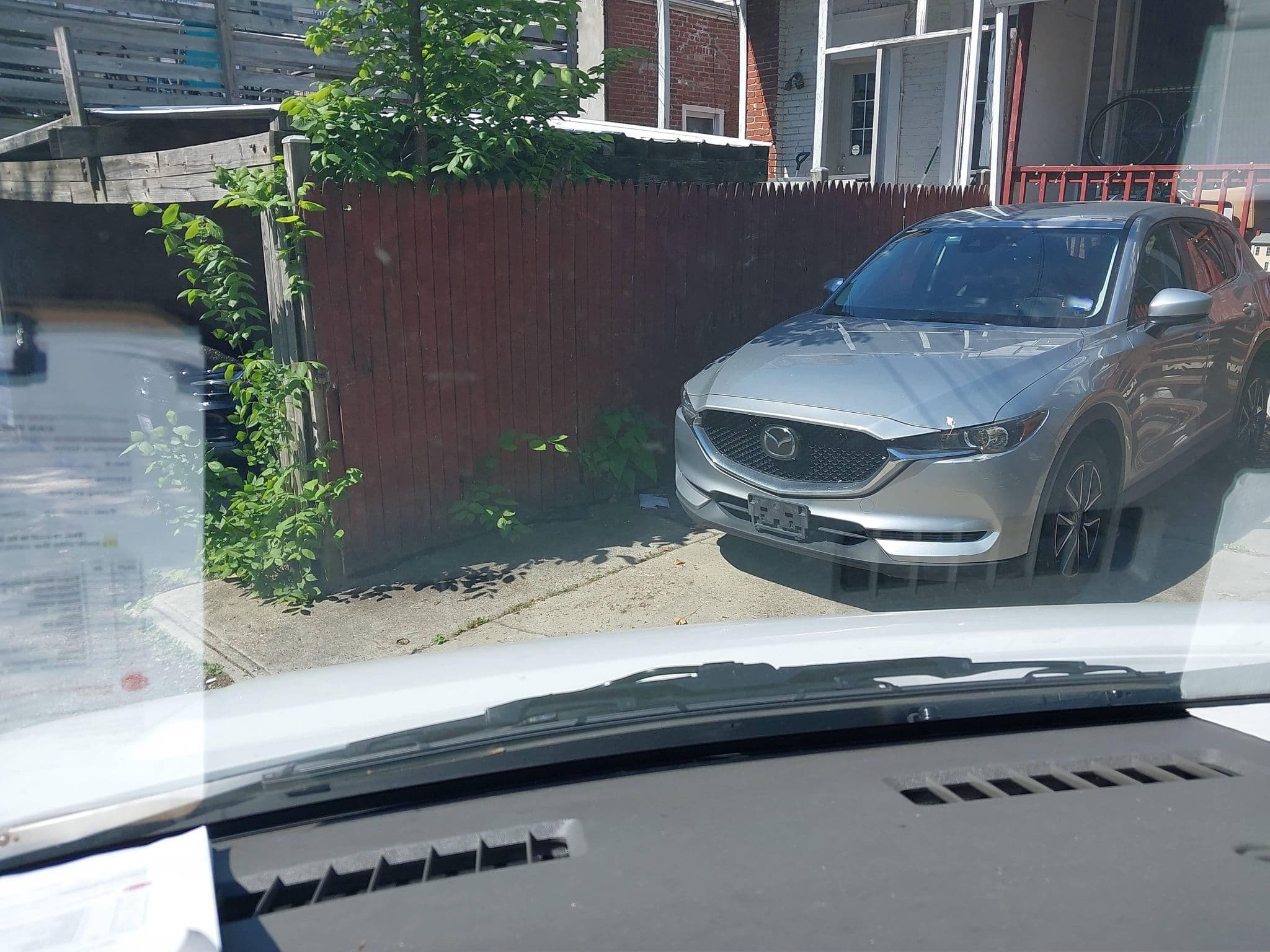 Street view near Bloomingdale Inn, Shaw — © jturner (CC BY-SA · Mapillary)