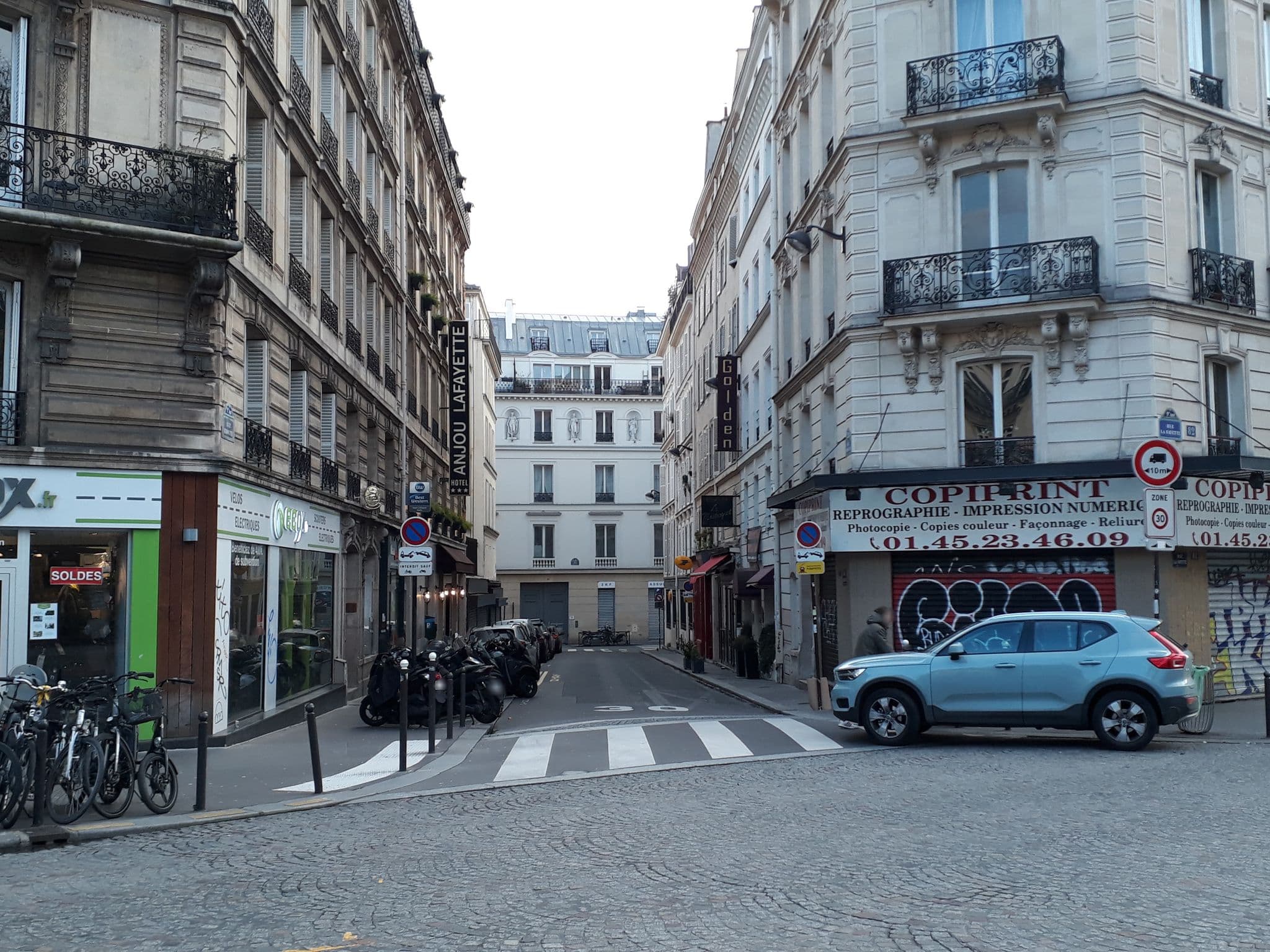 Street view near Hôtel Veryste, Porte Saint-Denis — © laurentlouf (CC BY-SA · Mapillary)