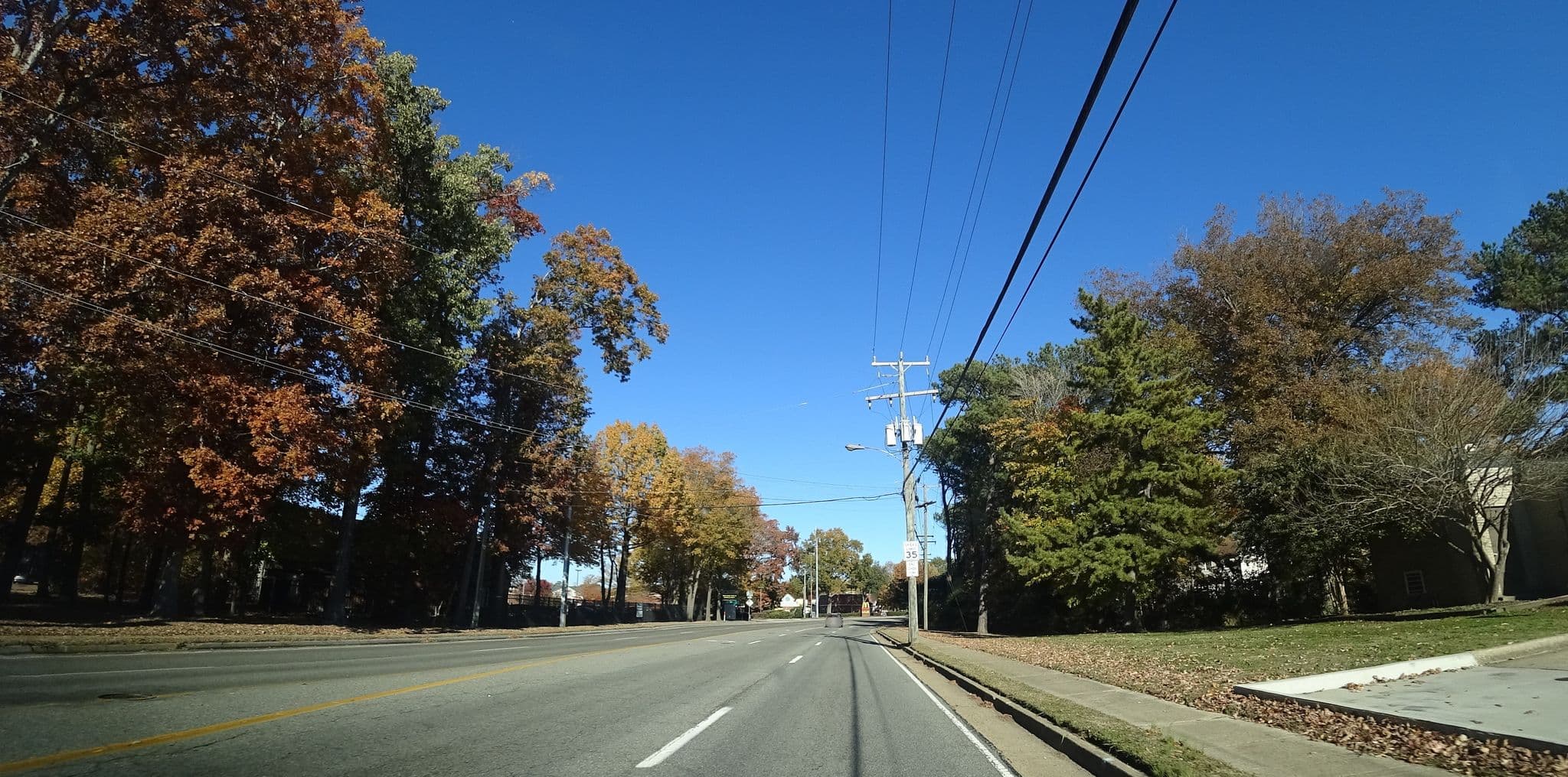 Street view near Willow Oaks Lodge, East Hampton — © danbjoseph (CC BY-SA · Mapillary)