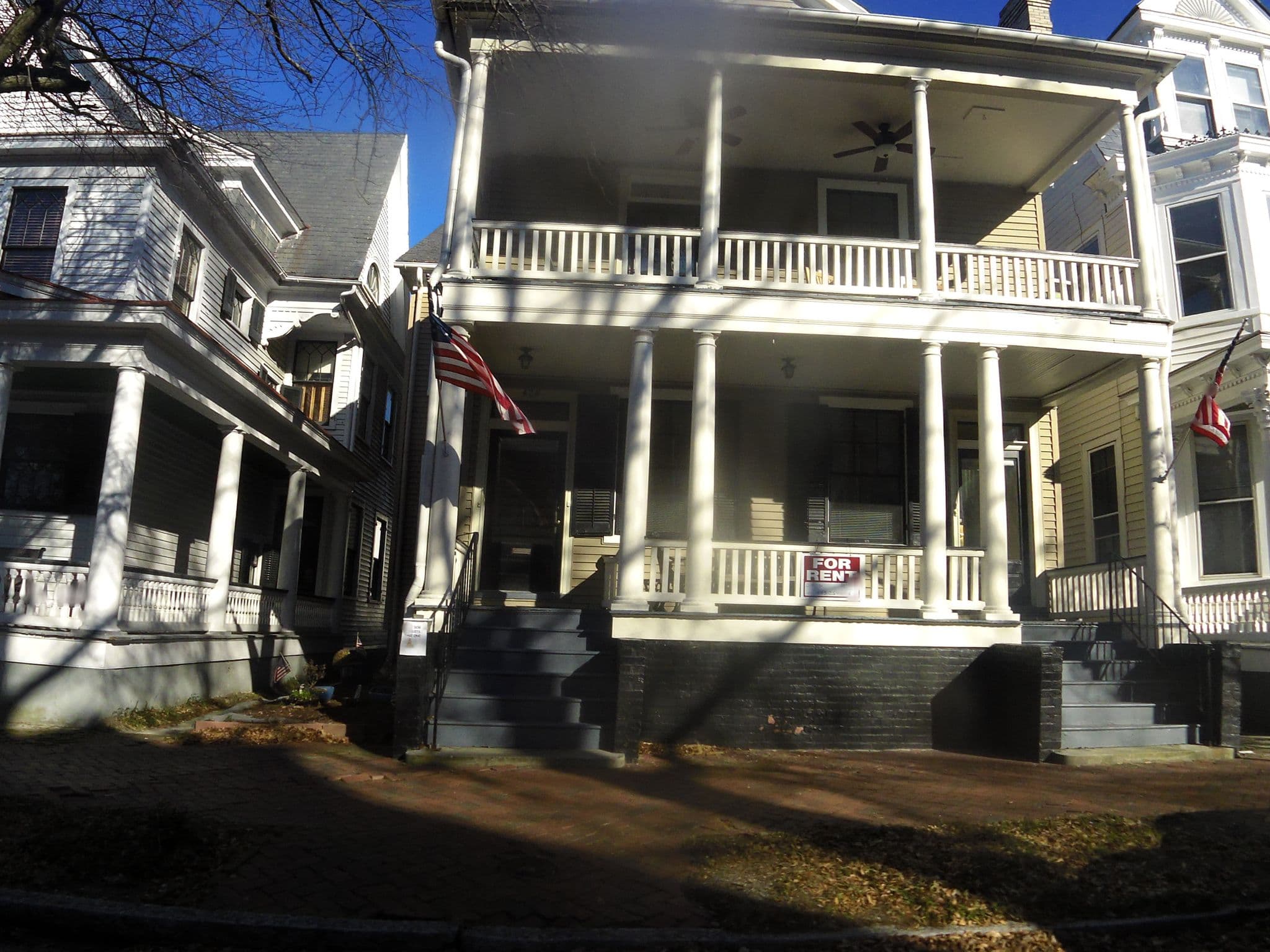 Street view near The Mermaids’ Porch Bed & Breakfast, Portsmouth — © allen (CC BY-SA · Mapillary)