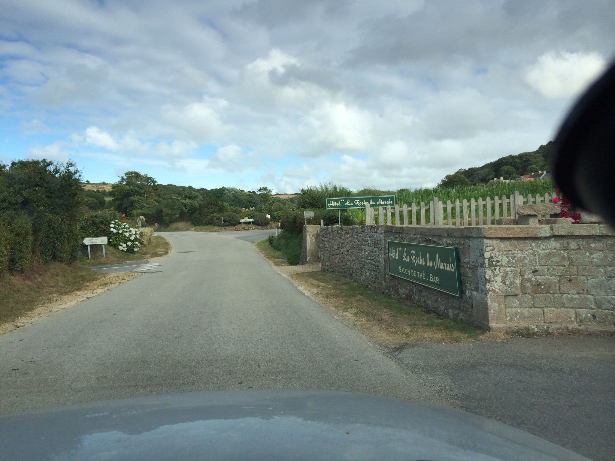 Street view near La Roche du Marais, Beaumont-Hague — © cquest (CC BY-SA · Mapillary)