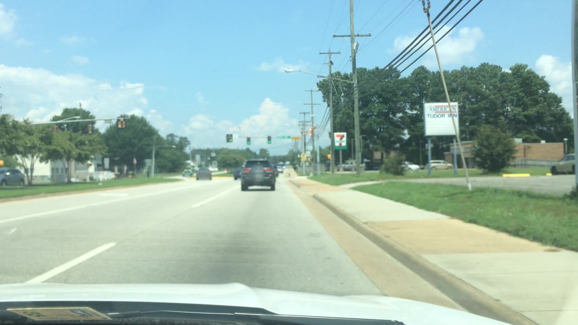 Street view near American Tudor Inn, Gloucester Point — © lvl5 (CC BY-SA · Mapillary)