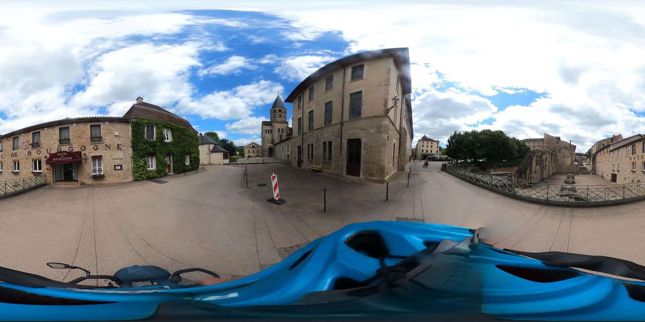Street view near Hôtel de Bourgogne, Cluny — © padididejurbise (CC BY-SA · Mapillary)