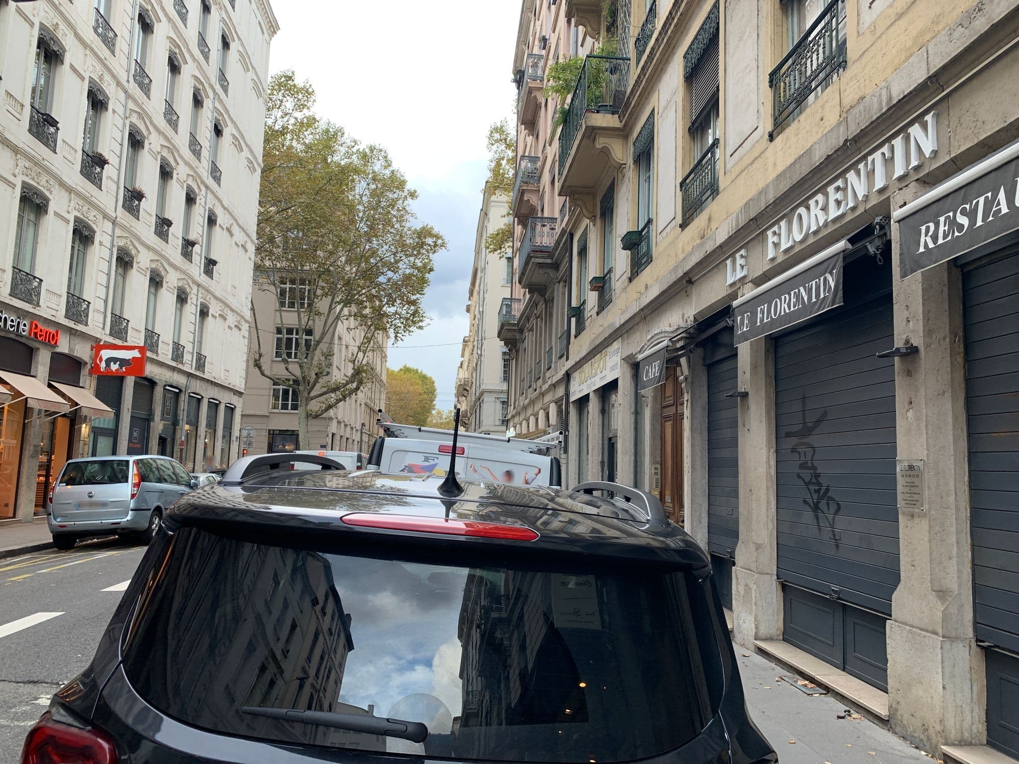 Street view near Hôtel Foch, Lyon 06 — © jitenshaniko (CC BY-SA · Mapillary)