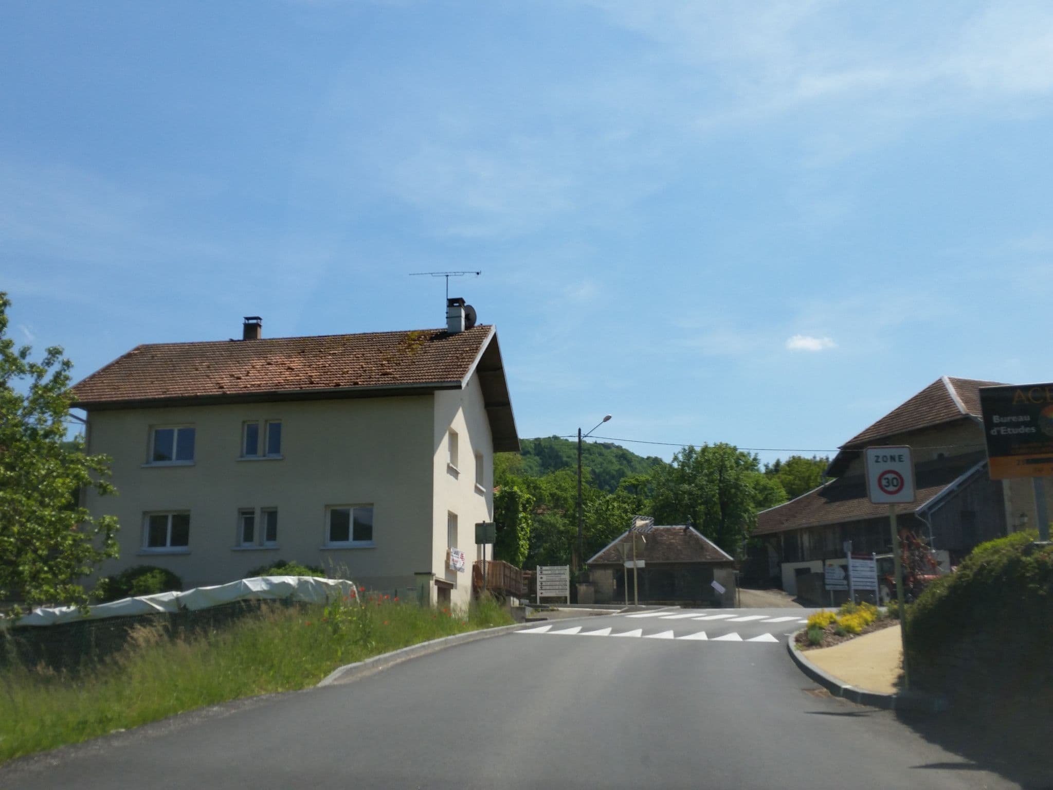 Street view near River Pop Hostel, Ornans — © pyrog (CC BY-SA · Mapillary)