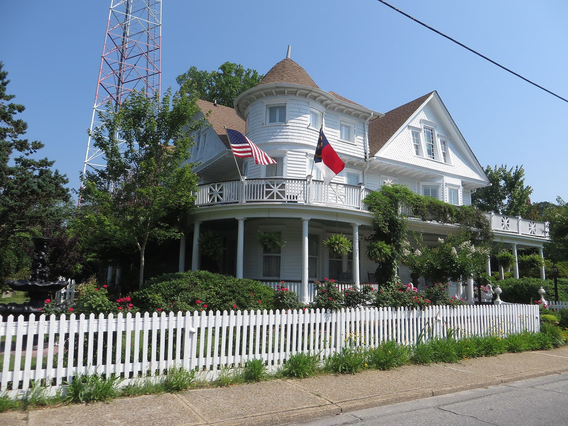 White Doe Inn (via Wikimedia Commons, CC BY-SA 2.0)