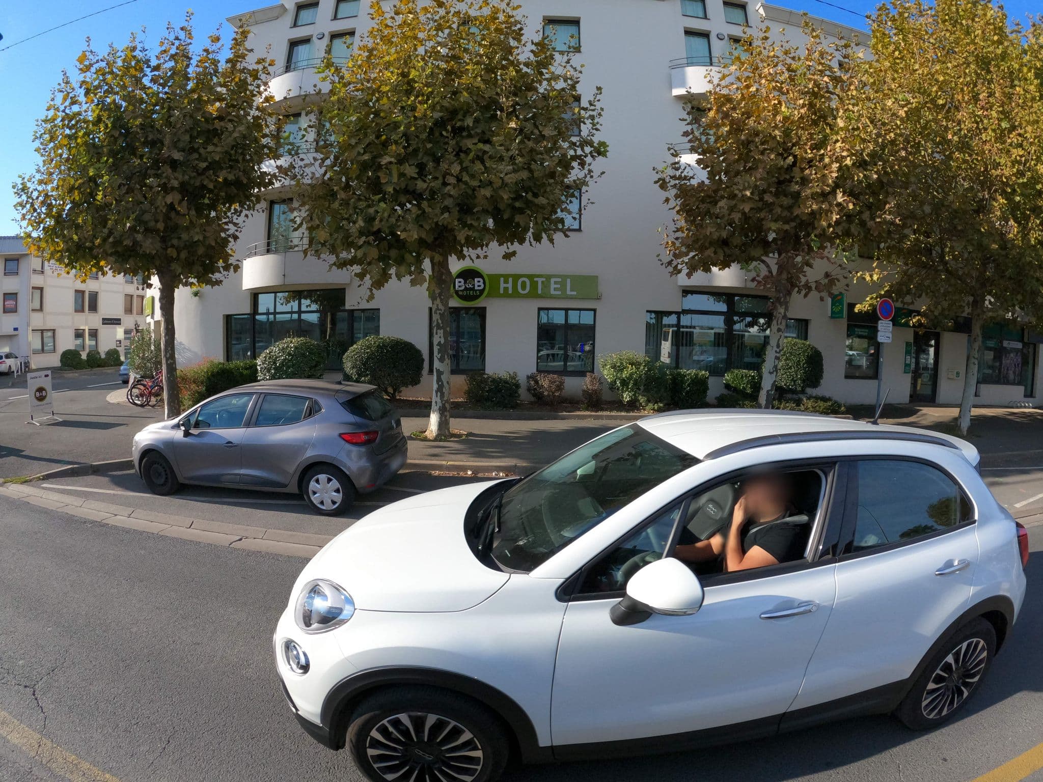 Street view near B&B Hôtel, La Rochelle — © stephanep (CC BY-SA · Mapillary)