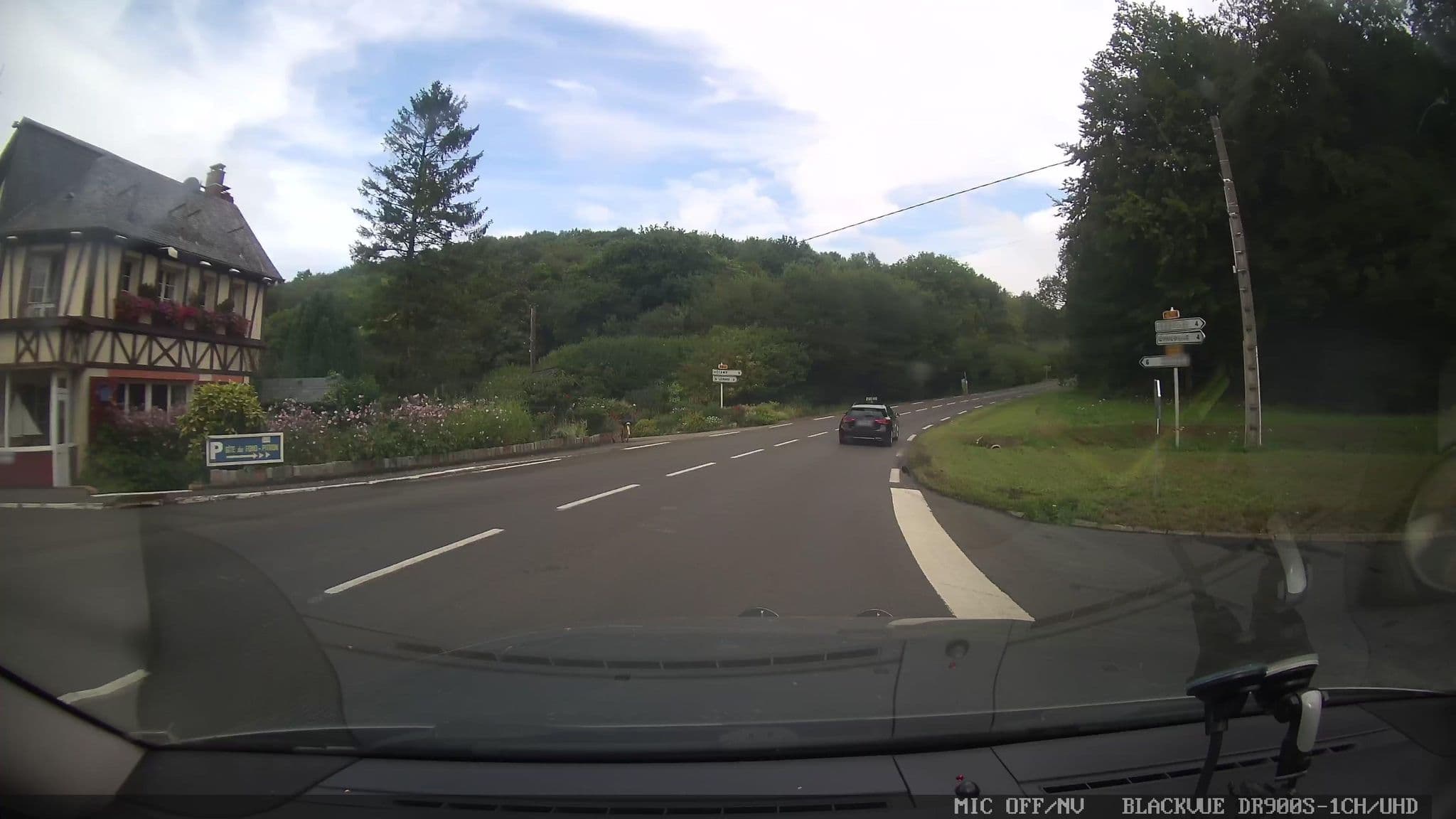 Street view near Auberge du Fond-Pitron, Yport — © grobin (CC BY-SA · Mapillary)