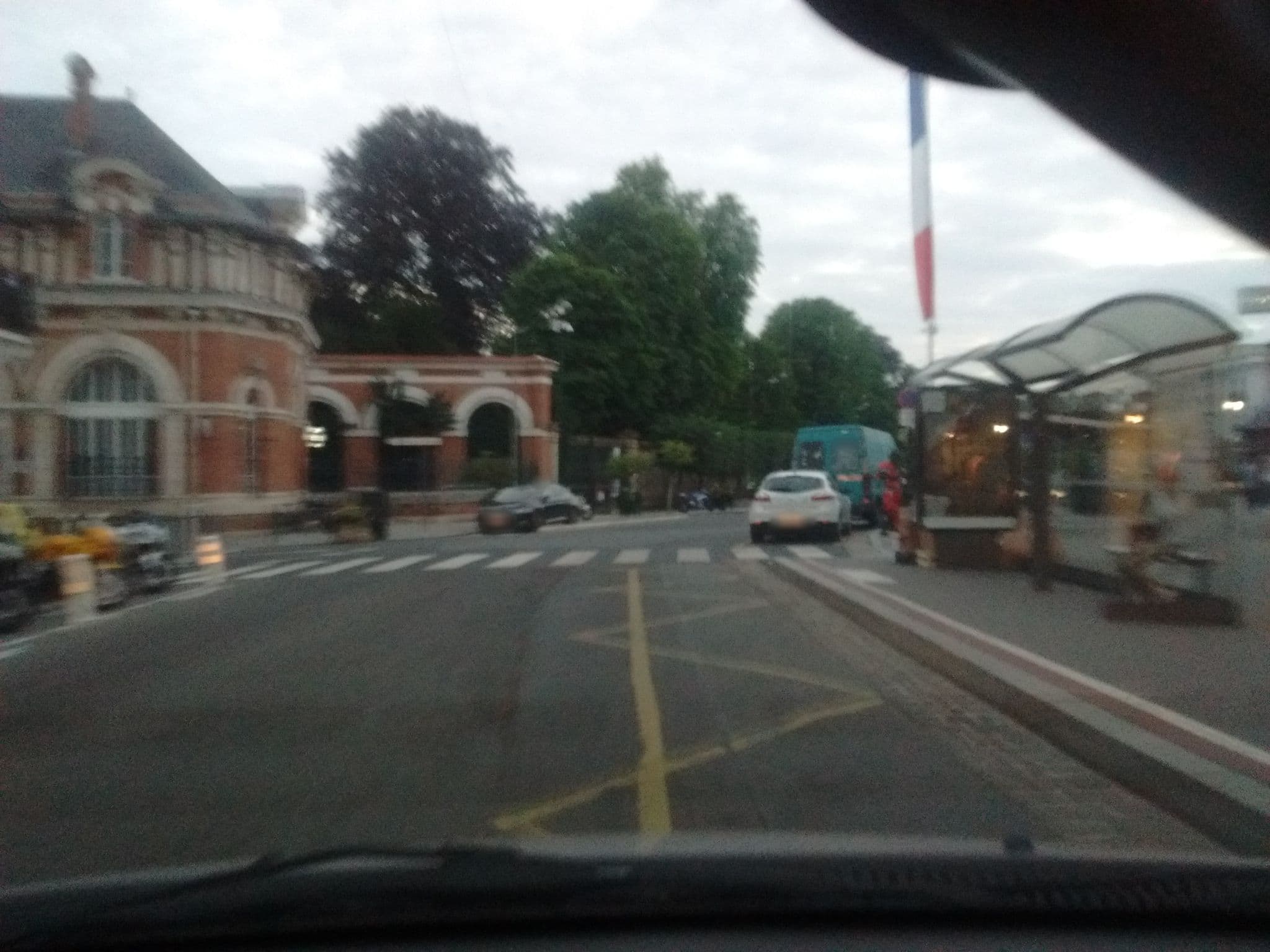 Street view near Belle Fontainebleau, Fontainebleau — © inscannable (CC BY-SA · Mapillary)