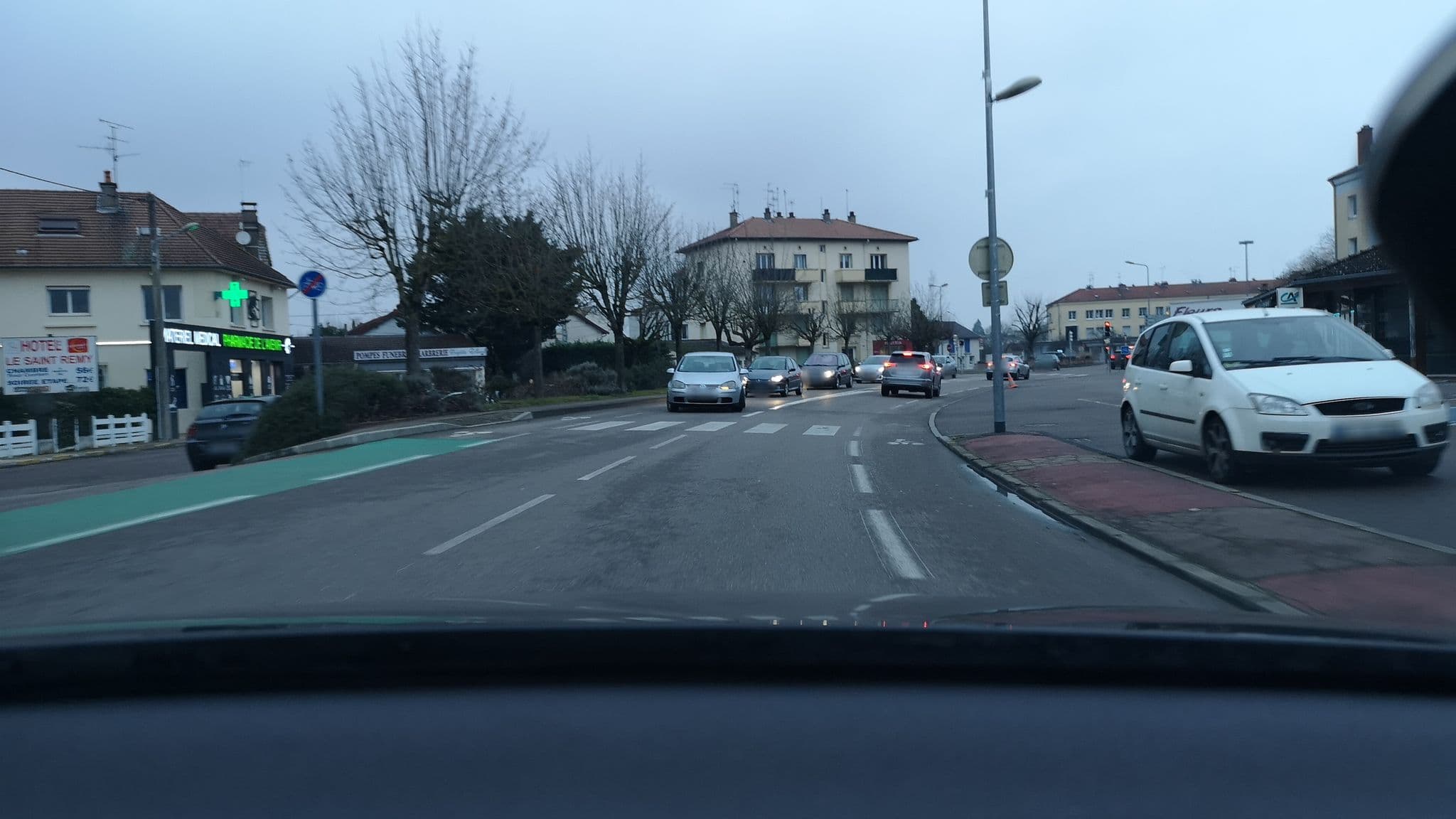 Street view near Le Saint-Rémy, Saint-Rémy — © globeur (CC BY-SA · Mapillary)
