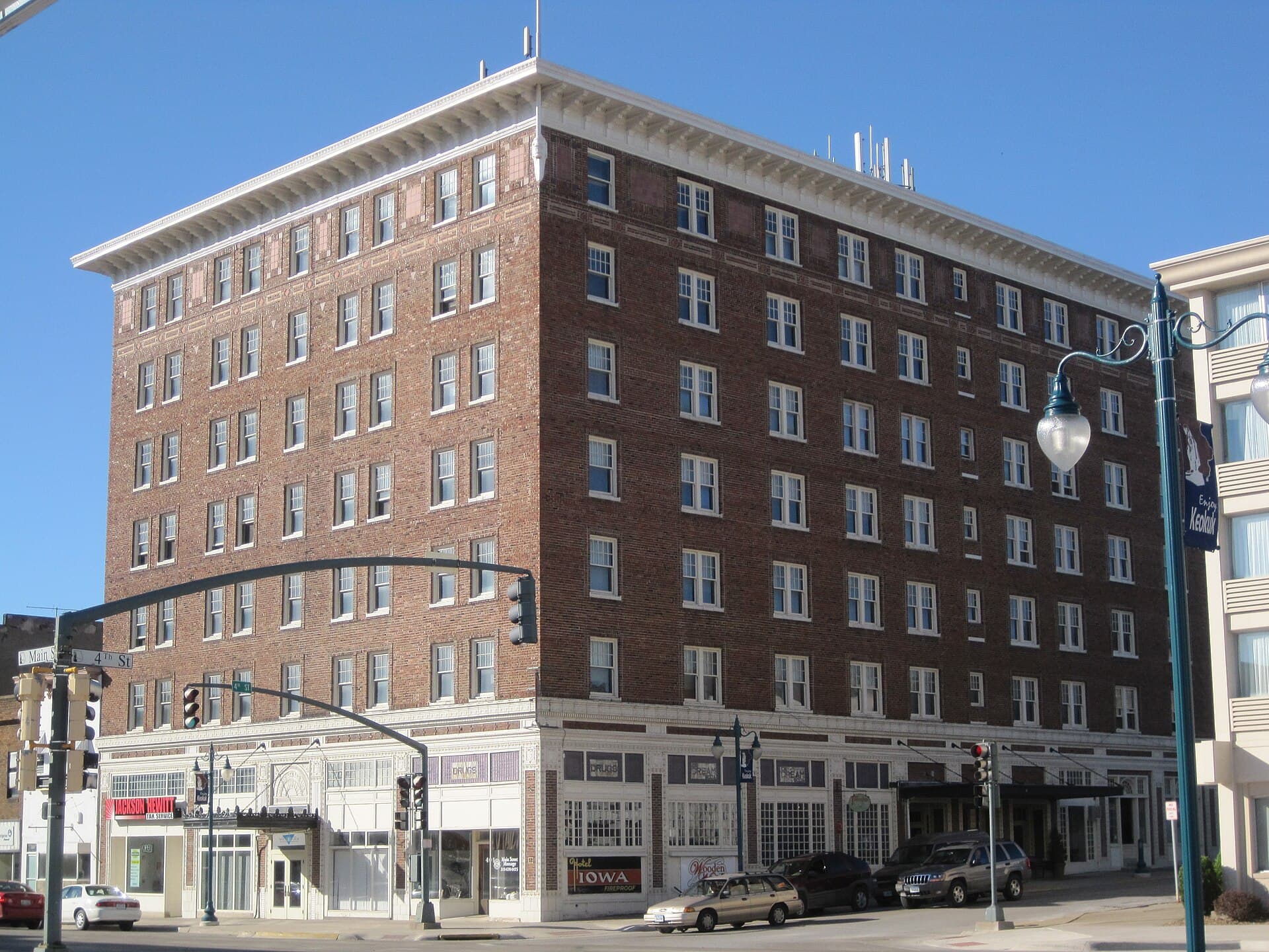 Hotel Iowa (via Wikimedia Commons, CC BY 2.0)