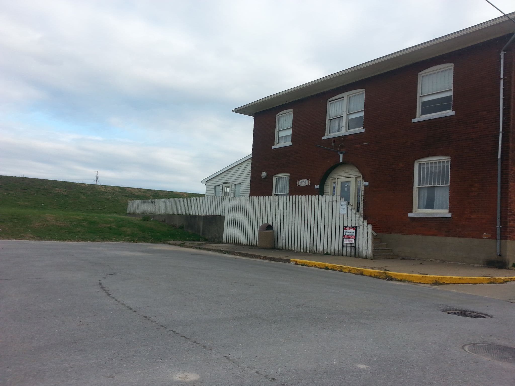 Street view near Riverside Inn, Hannibal — © allen (CC BY-SA · Mapillary)
