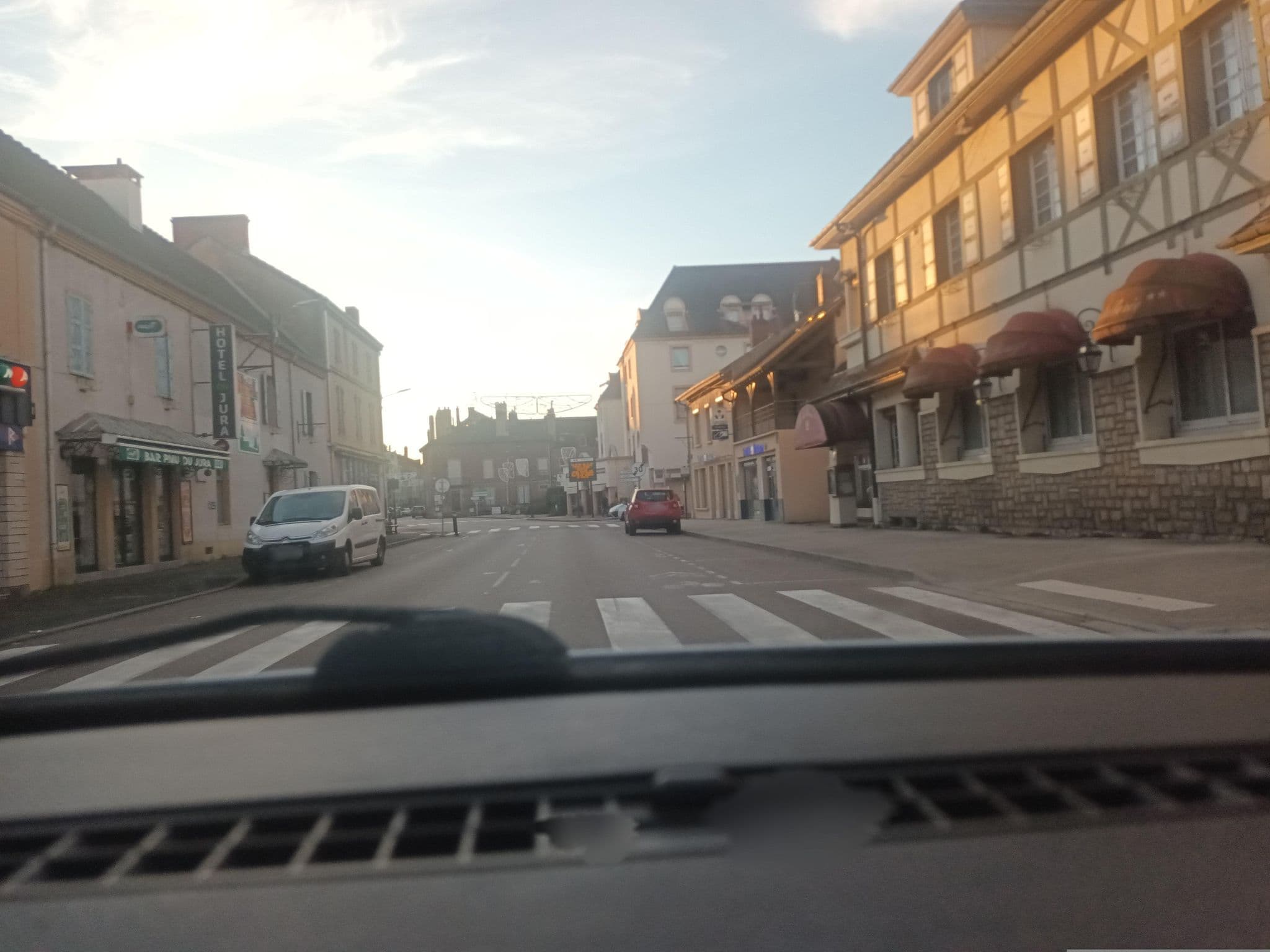 Street view near Hôtel du Jura, Louhans — © xingewen (CC BY-SA · Mapillary)