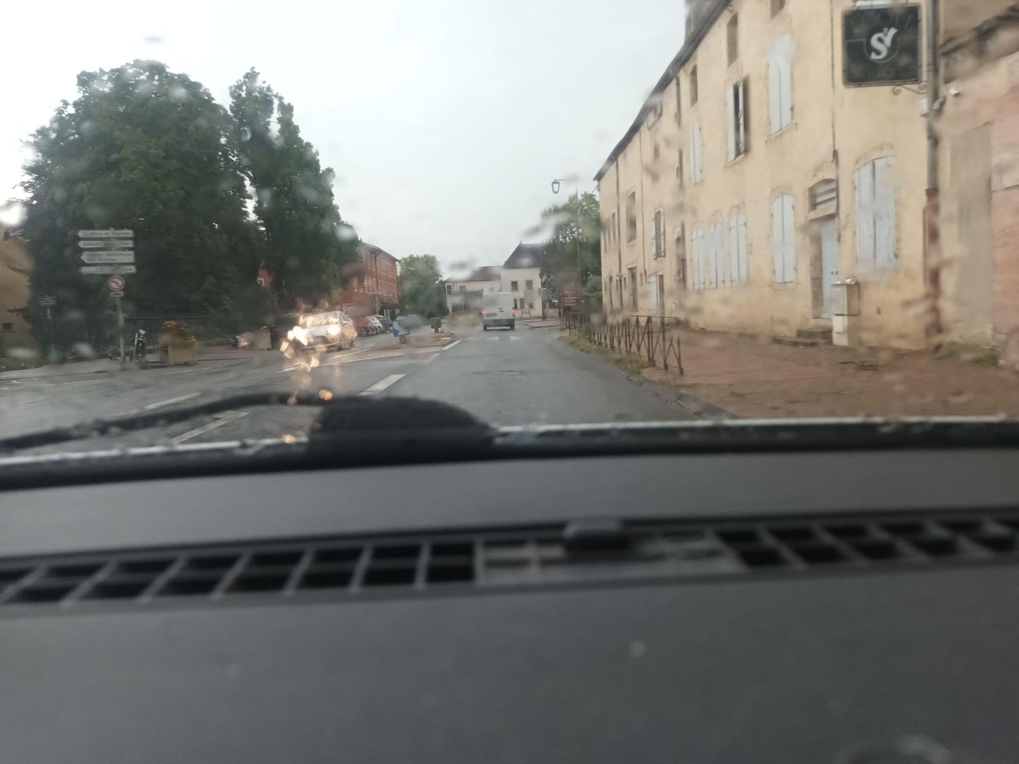 Street view near Greuze, Tournus — © xingewen (CC BY-SA · Mapillary)