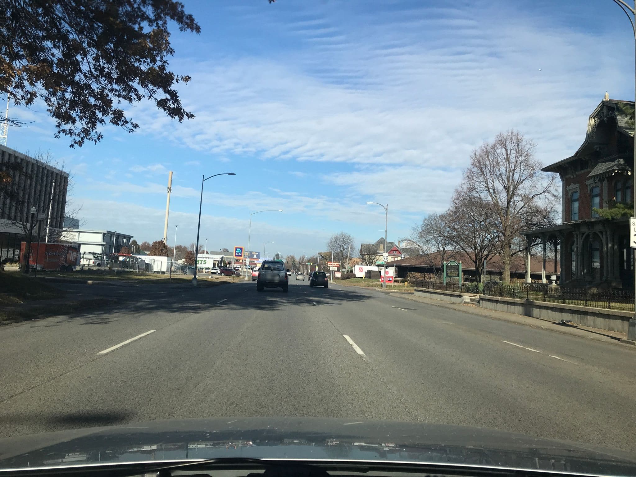 Street view near Hilltop Inn, Davenport — © theman (CC BY-SA · Mapillary)