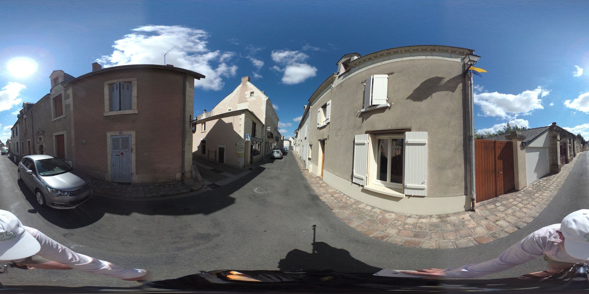 Street view near Splendid’Hôtel, Montreuil-Bellay — © geovelo (CC BY-SA · Mapillary)