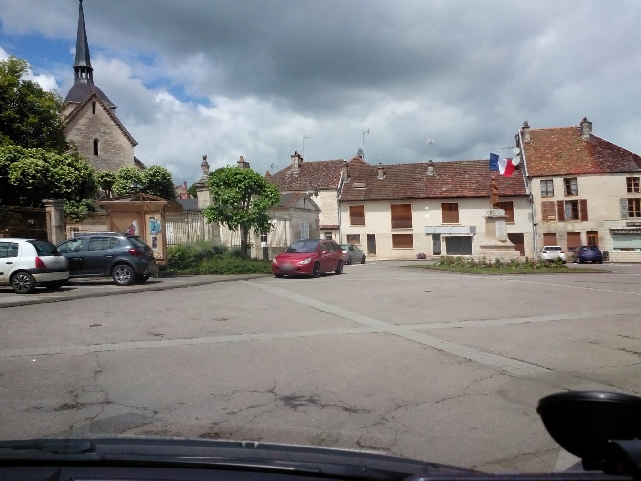 Street view near Hôtel Le Parc, Châteauvillain — © derfred (CC BY-SA · Mapillary)