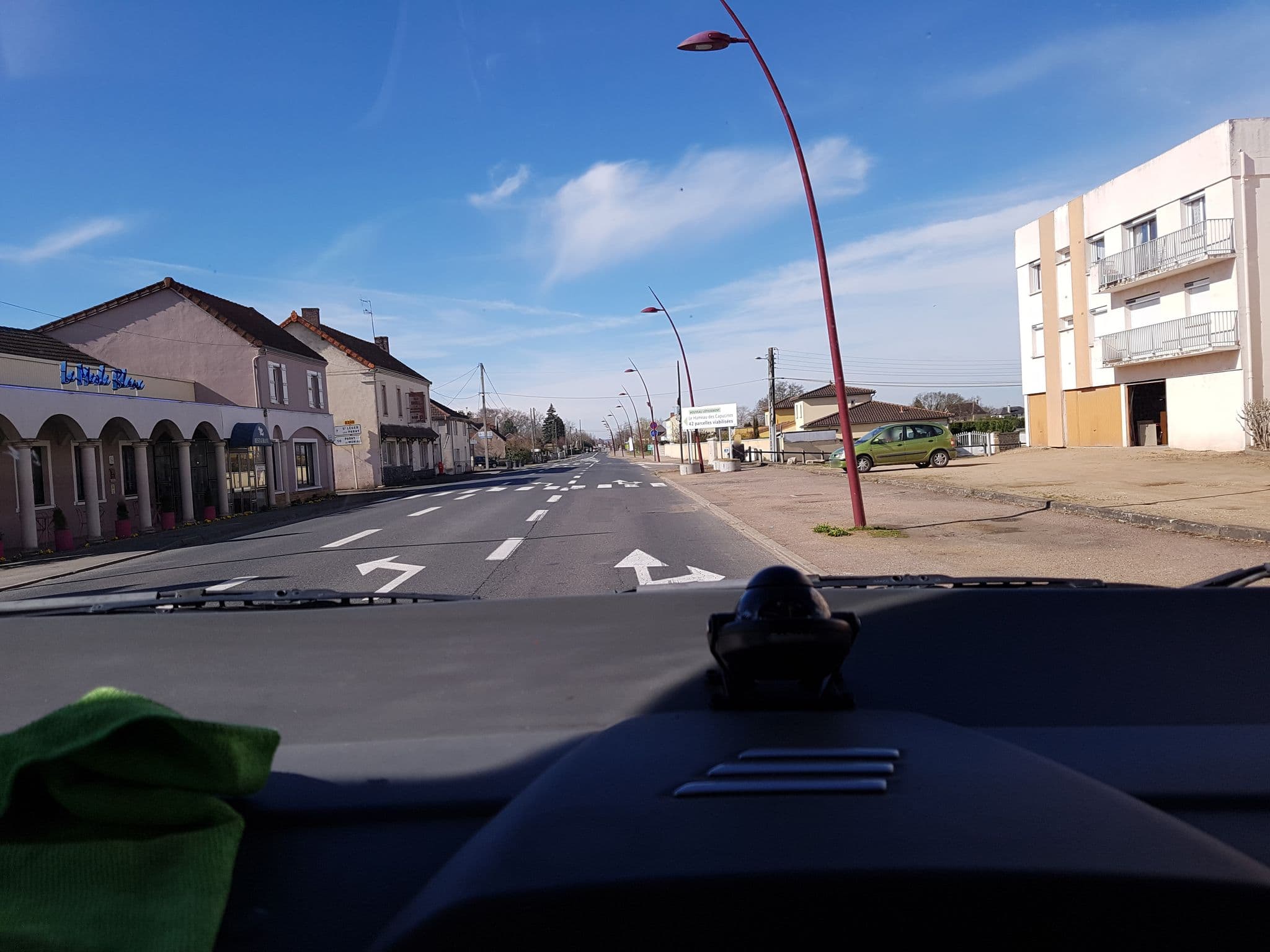 Street view near Hôtel-Restaurant Le Merle Blanc, Digoin — © bernardvoyageur (CC BY-SA · Mapillary)