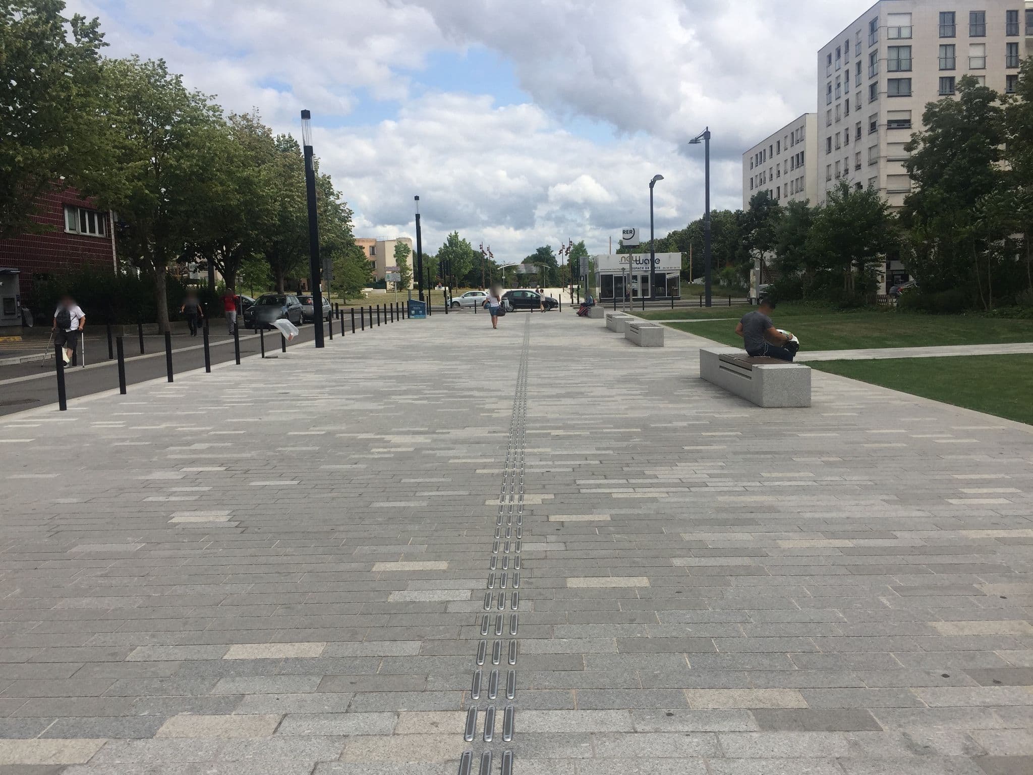 Street view near Hôtel Mercure Saint-Quentin-en-Yvelines Centre, Saint-Cyr-l'École — © geovelo (CC BY-SA · Mapillary)