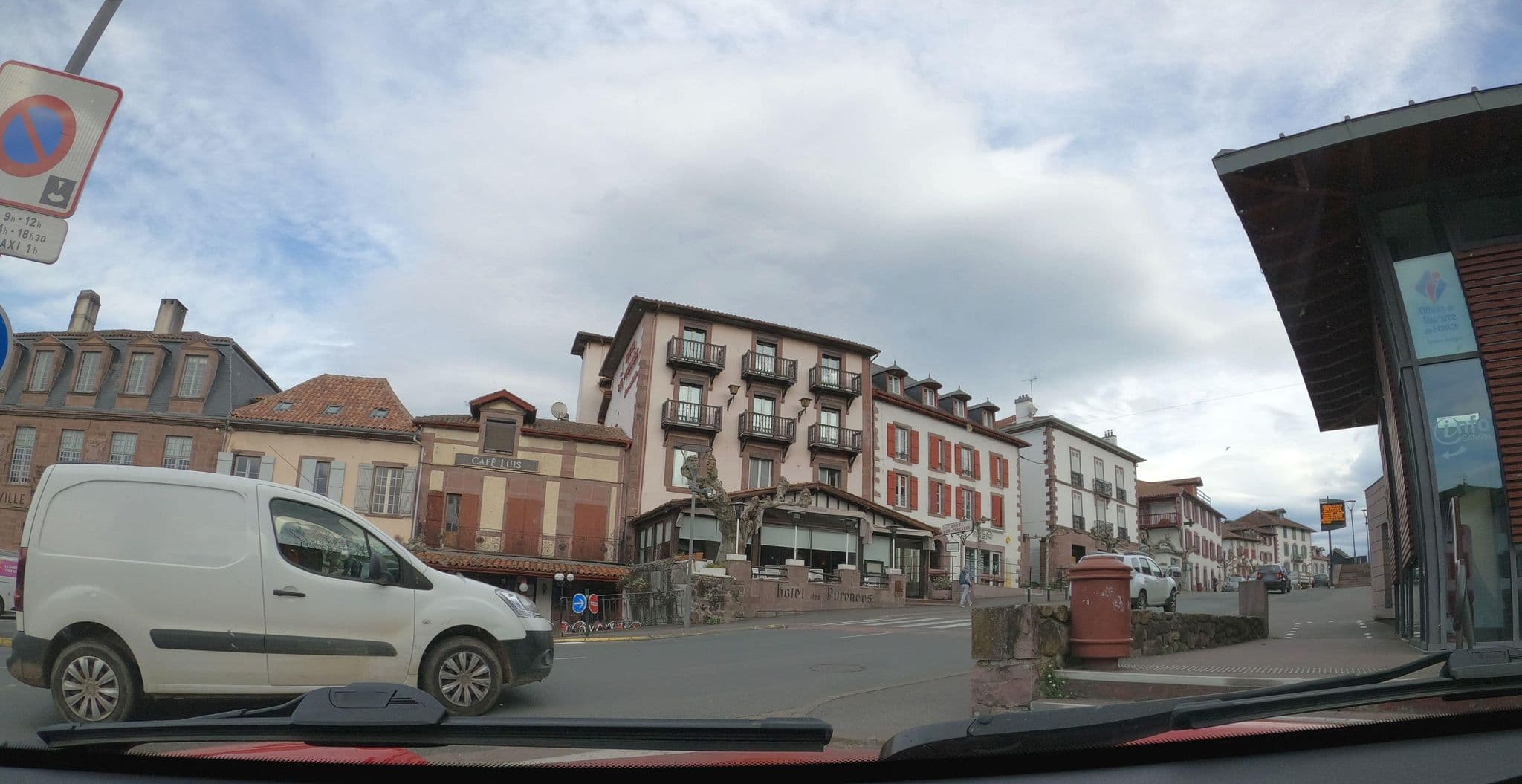 Street view near Hôtel des Pyrénées, Saint-Jean-Pied-de-Port — © patchanka (CC BY-SA · Mapillary)