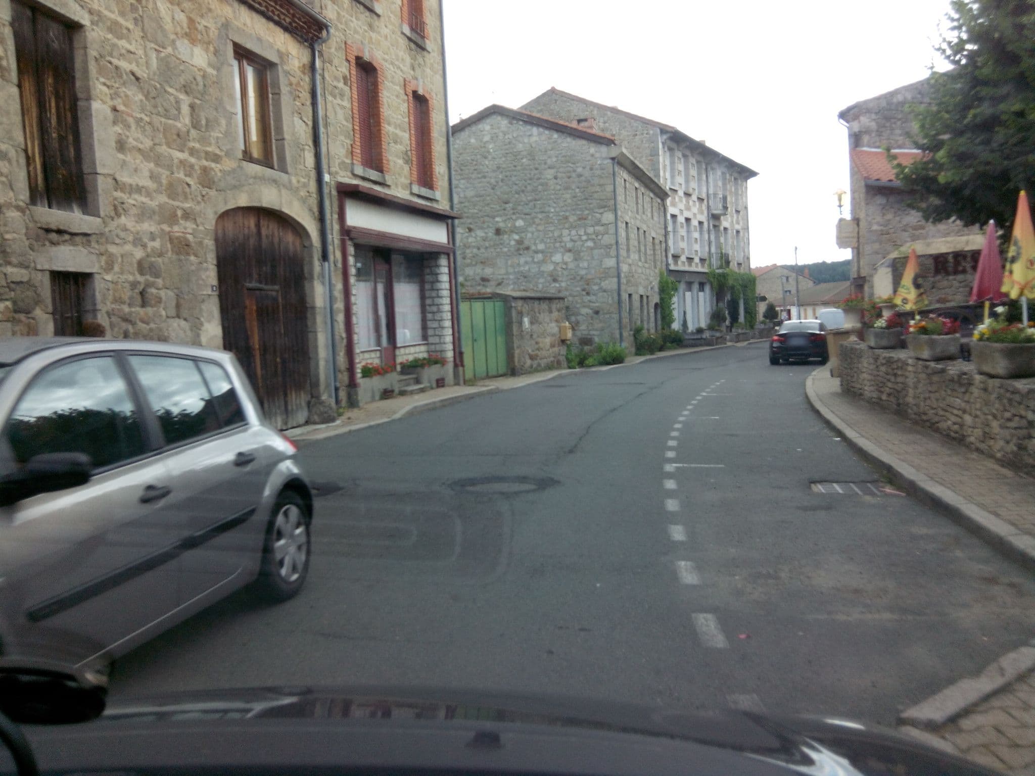 Street view near Hôtel restaurant chez Nathalie, Usson-en-Forez — © alainproviste (CC BY-SA · Mapillary)