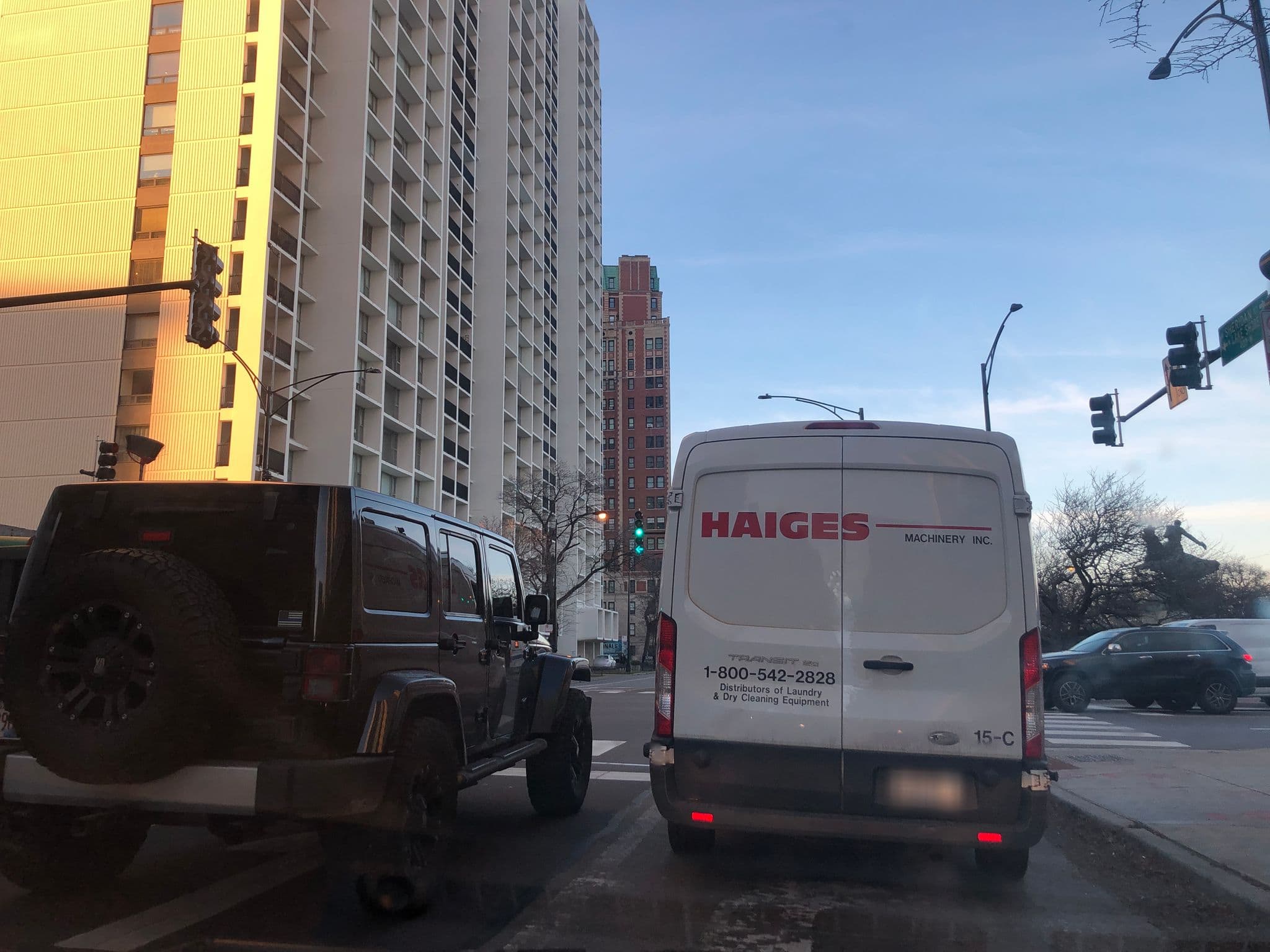Street view near Hilton, Lincoln Park — © glendachagas (CC BY-SA · Mapillary)
