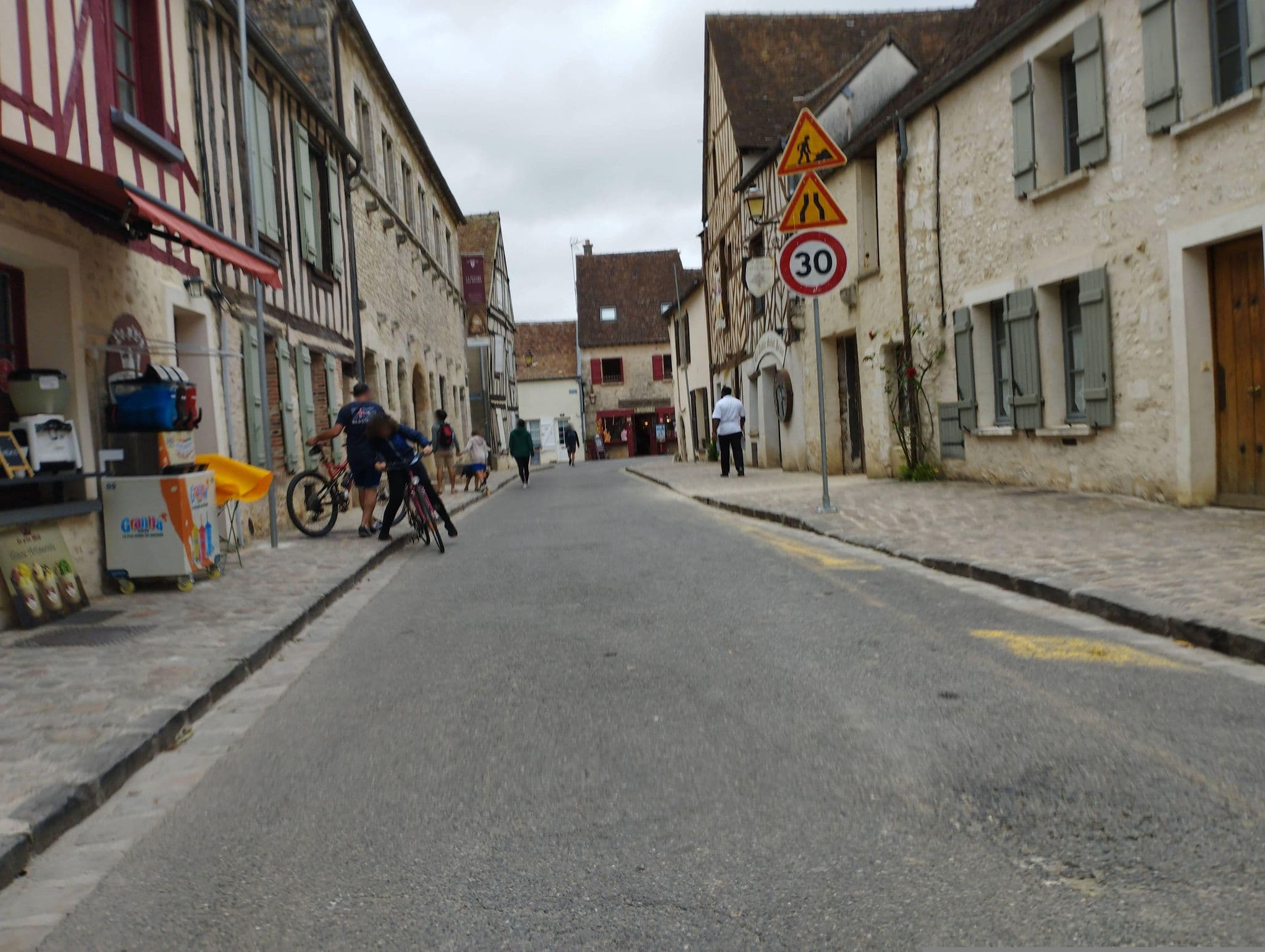 Street view near Le Gîte du Fort Cadas, Provins — © kritic (CC BY-SA · Mapillary)