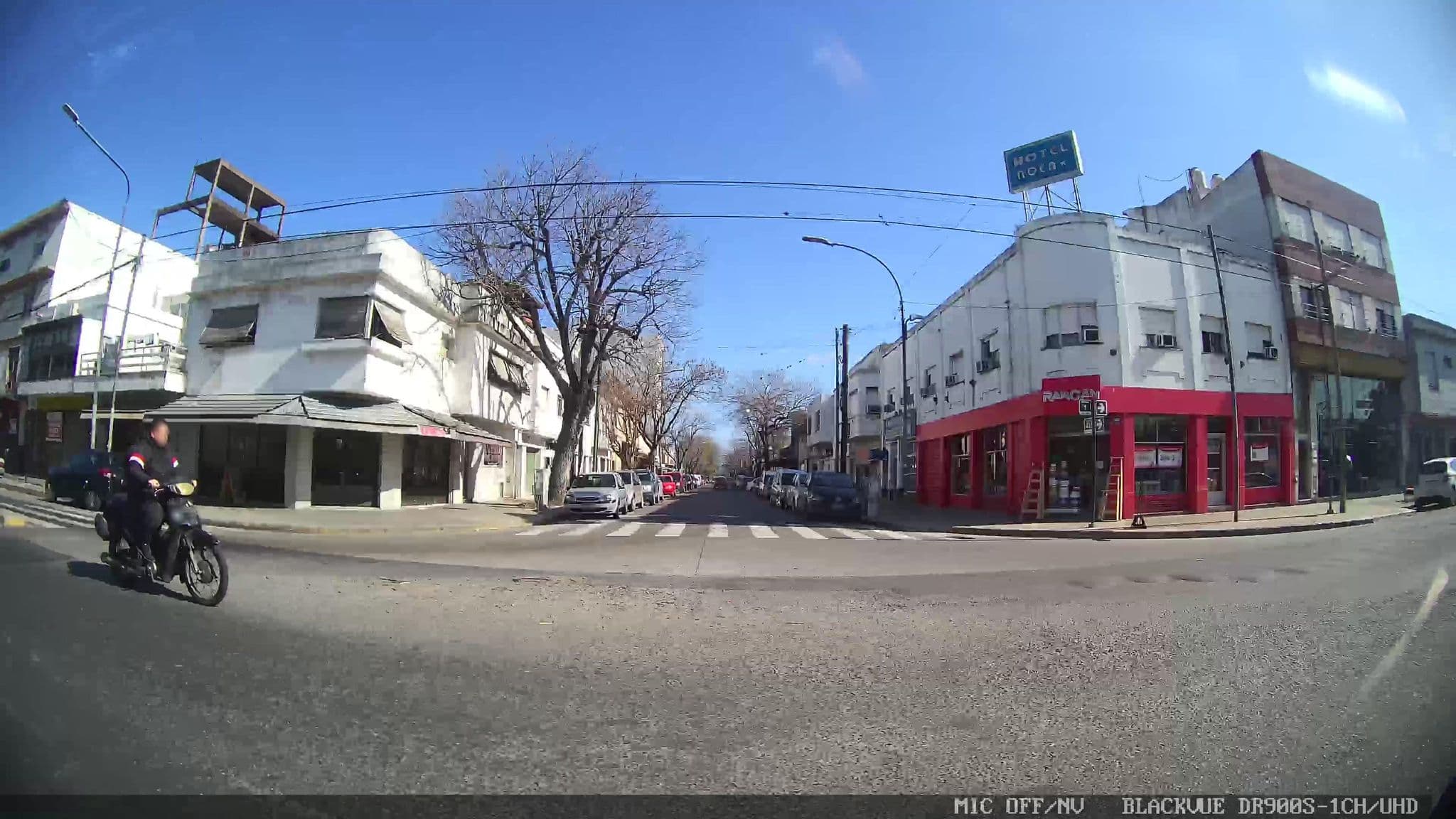 Street view near Hotel Roca, La Plata — © kaart_1 (CC BY-SA · Mapillary)