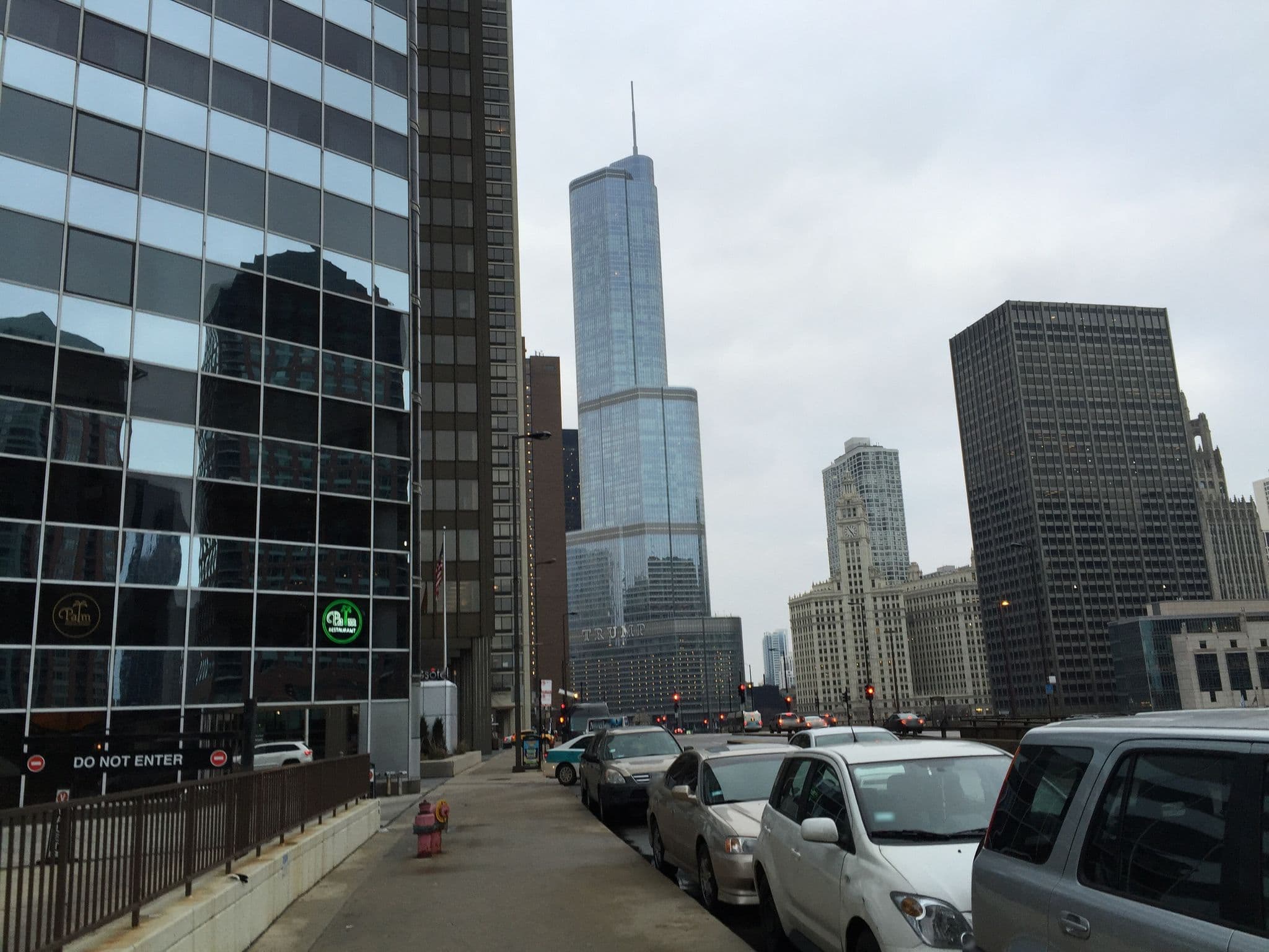 Street view near Swissôtel Pool (42nd Floor), Chicago Loop — © richlv (CC BY-SA · Mapillary)