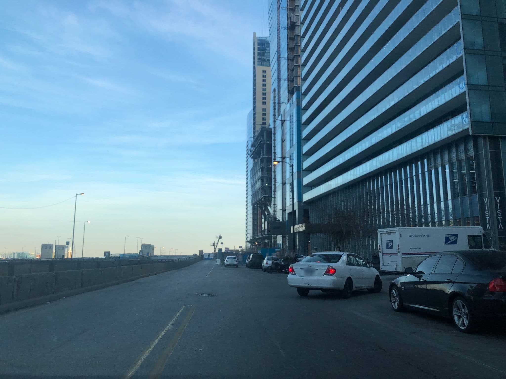 Street view near Radisson Blue Aqua Rooftop Pool, Chicago Loop — © glendachagas (CC BY-SA · Mapillary)