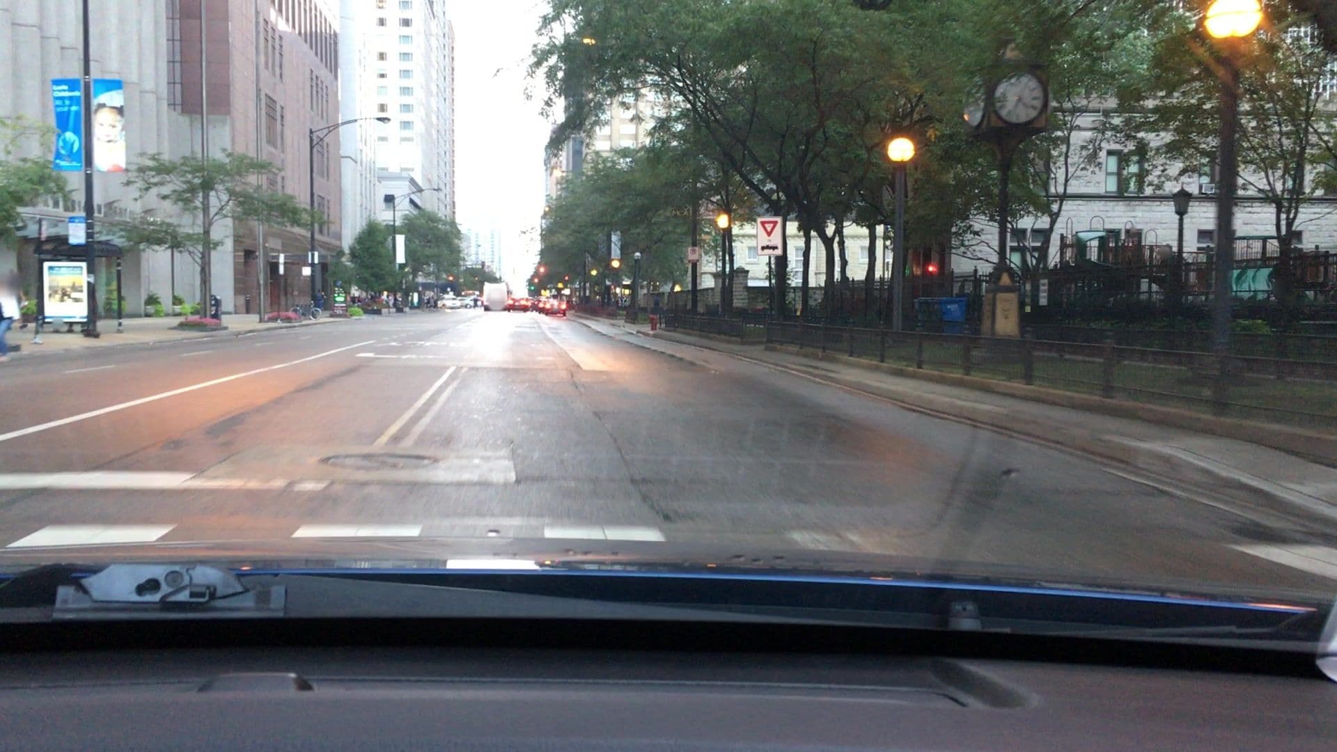 Street view near El Relox, Near North Side — © lvl5 (CC BY-SA · Mapillary)