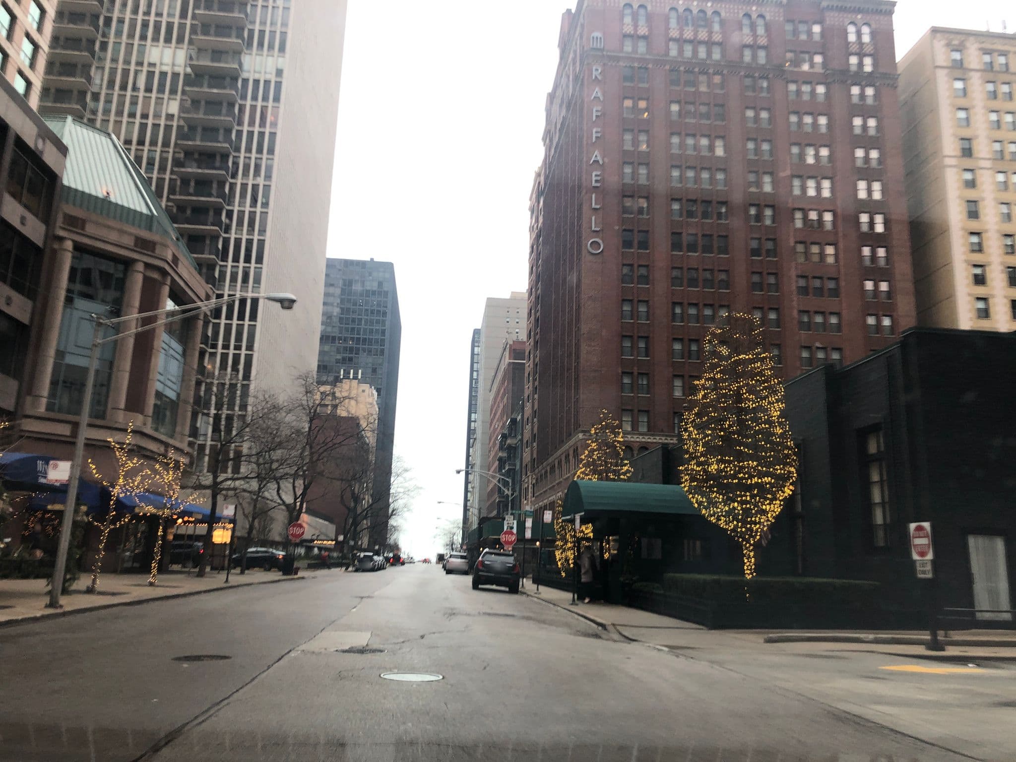 Street view near Doubletree Guest Suites Chicago-Downtown, Near North Side — © glendachagas (CC BY-SA · Mapillary)