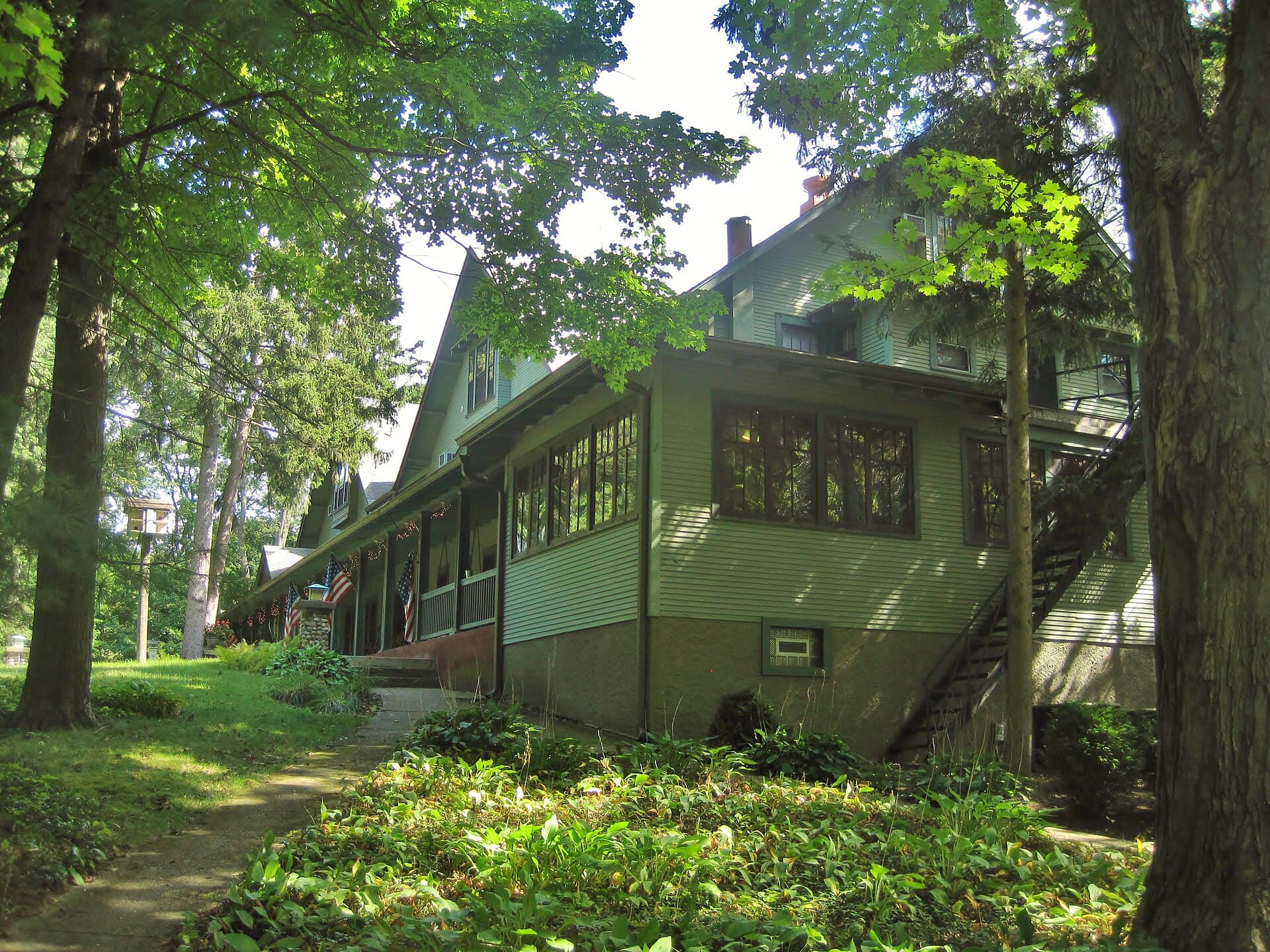Lakeside Inn (via Wikimedia Commons, CC BY-SA 4.0)