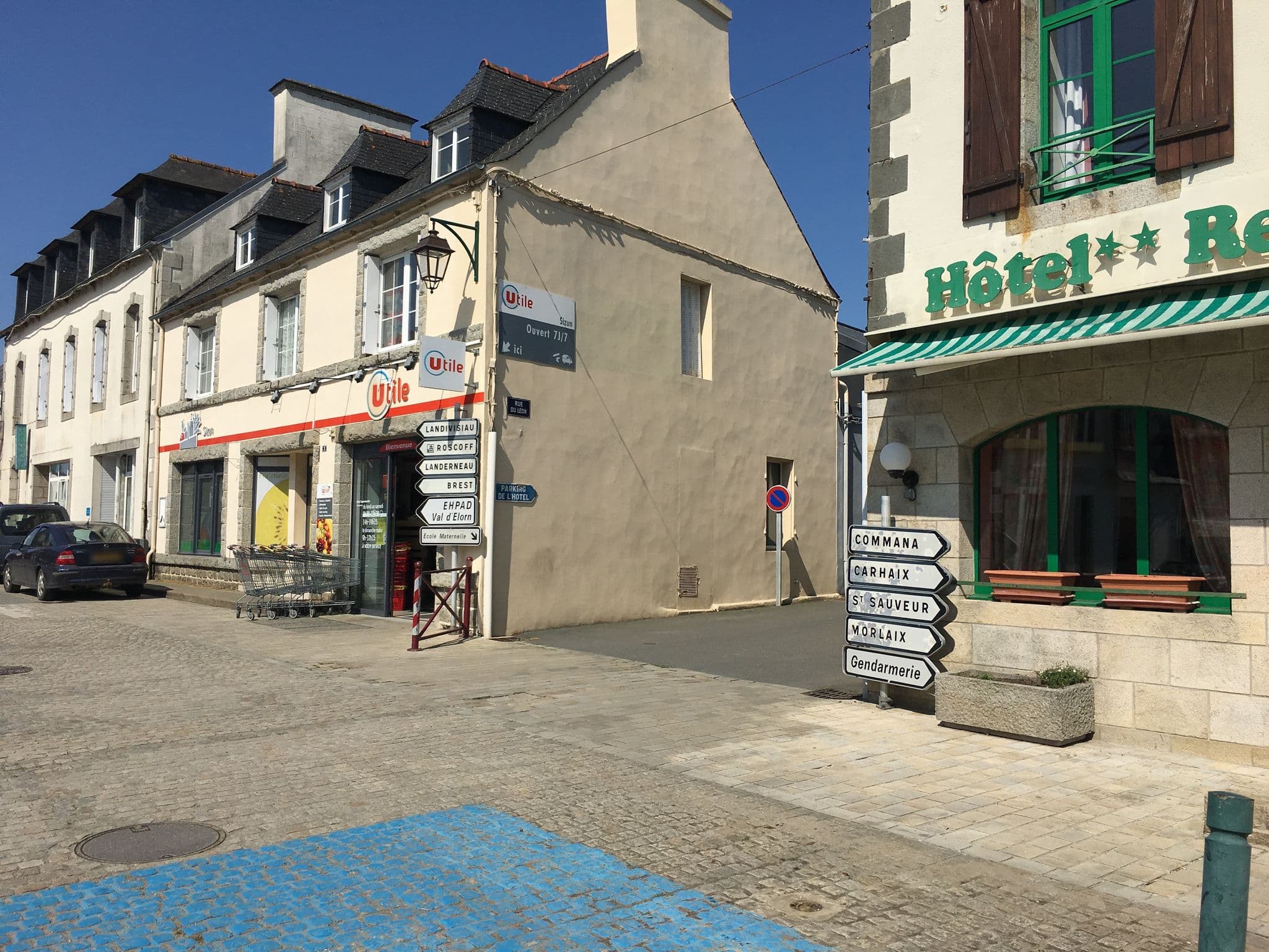 Street view near Hôtel des voyageurs, Sizun — © comcomlandi (CC BY-SA · Mapillary)