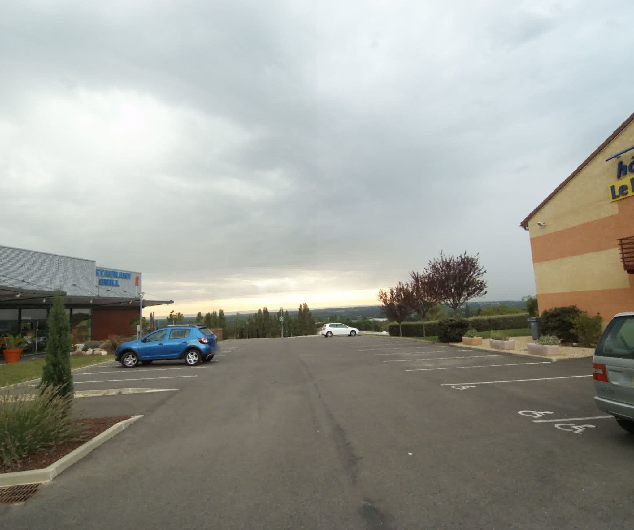 Street view near Hôtel Le Kolibri, Tournus — © sogefi (CC BY-SA · Mapillary)