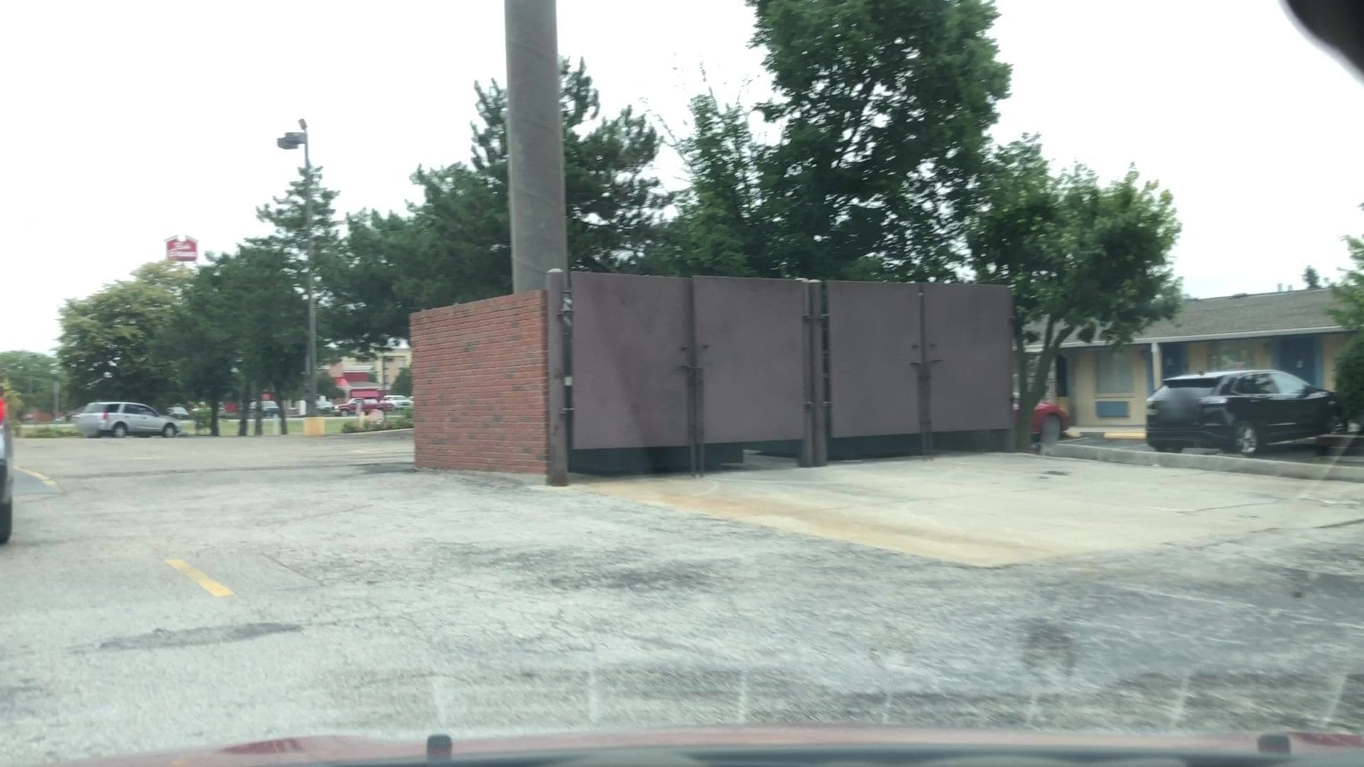 Street view near Motel 6, Hilliard — © lvl5 (CC BY-SA · Mapillary)