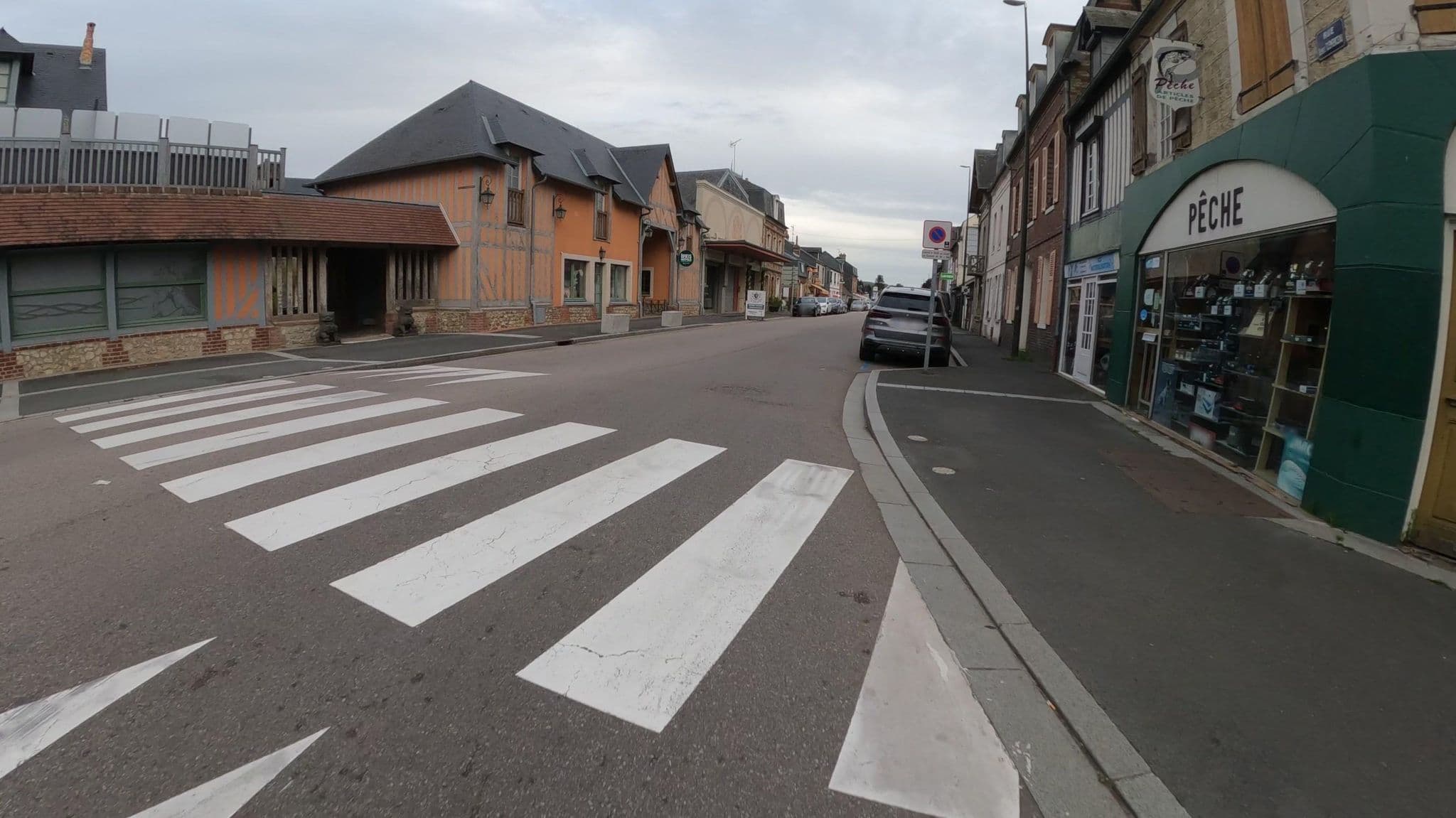 Street view near Le Lion d'Or, Pont-l'Évêque — © Nzau (CC BY-SA · Mapillary)