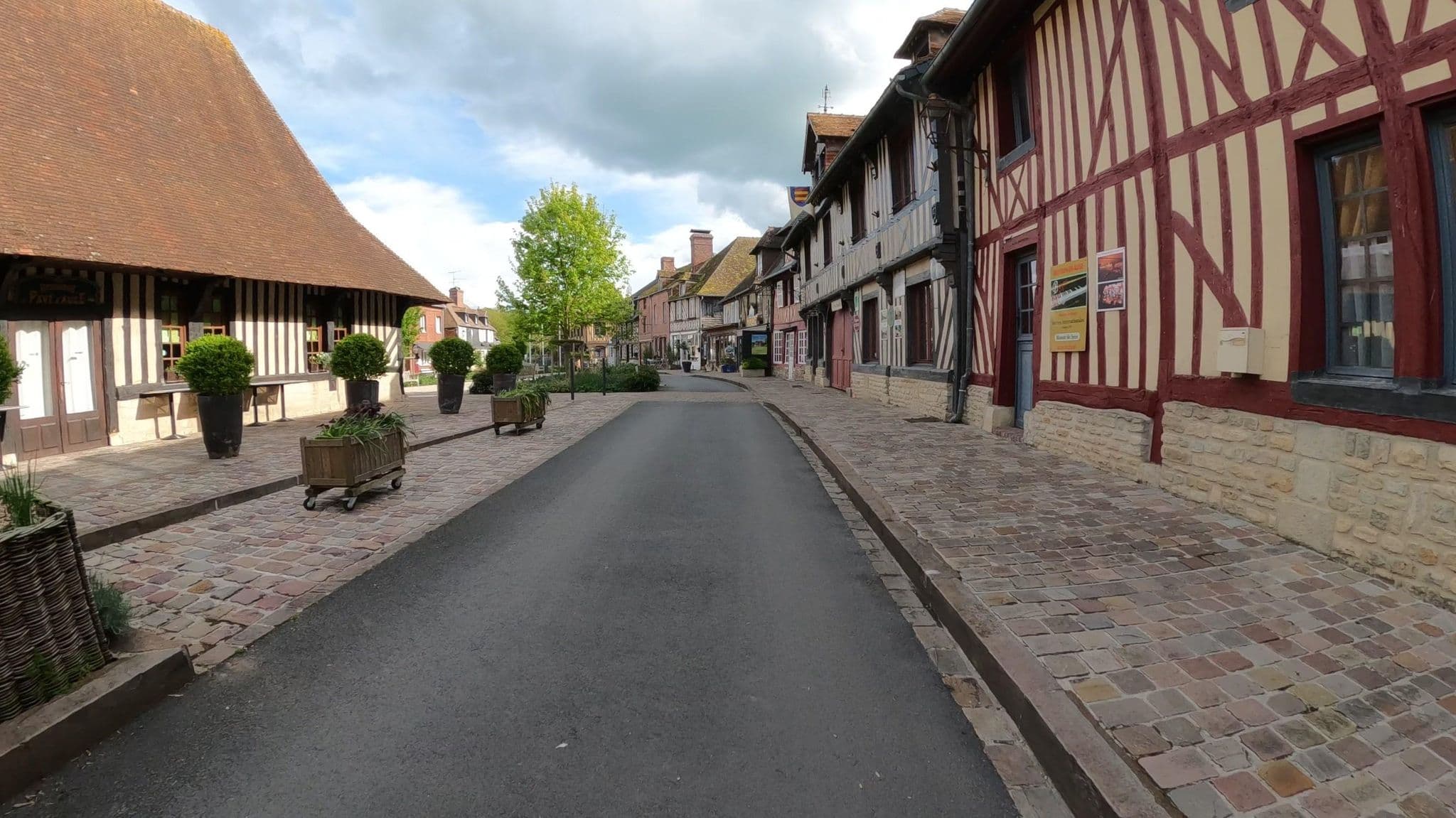 Street view near Aux Trois Damoiselles, Dozulé — © Nzau (CC BY-SA · Mapillary)