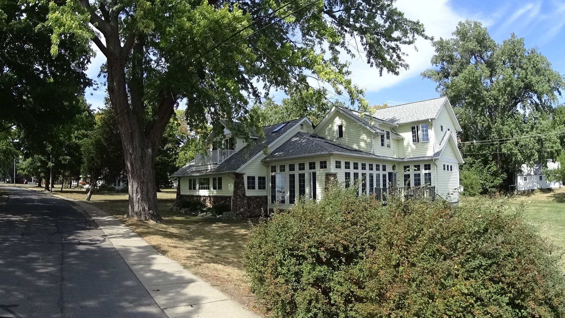 Street view near Lakeshore Landing, Sandusky — © gyllen (CC BY-SA · Mapillary)