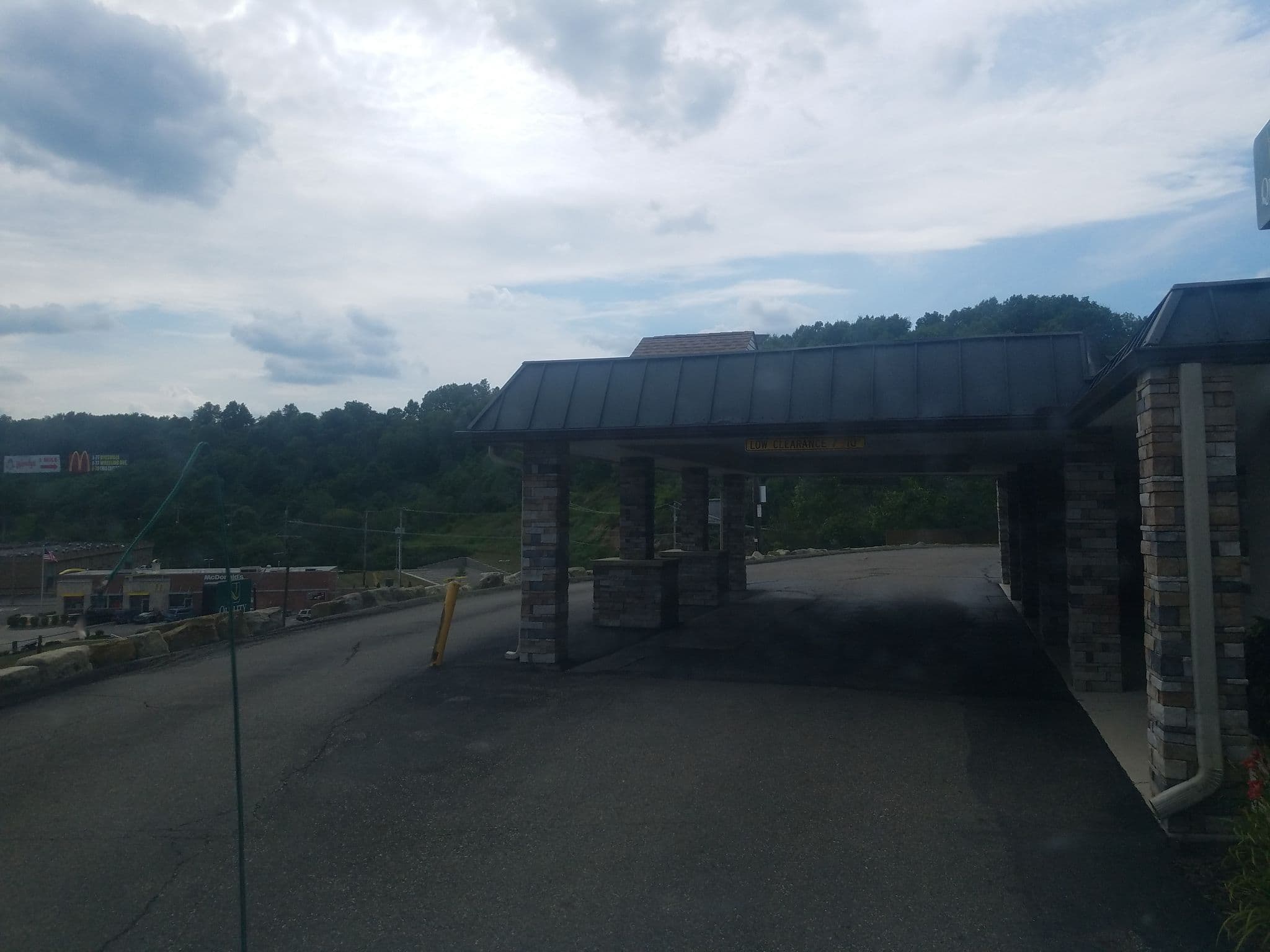 Street view near Quality Inn Cambridge, Byesville — © jbthemilker (CC BY-SA · Mapillary)