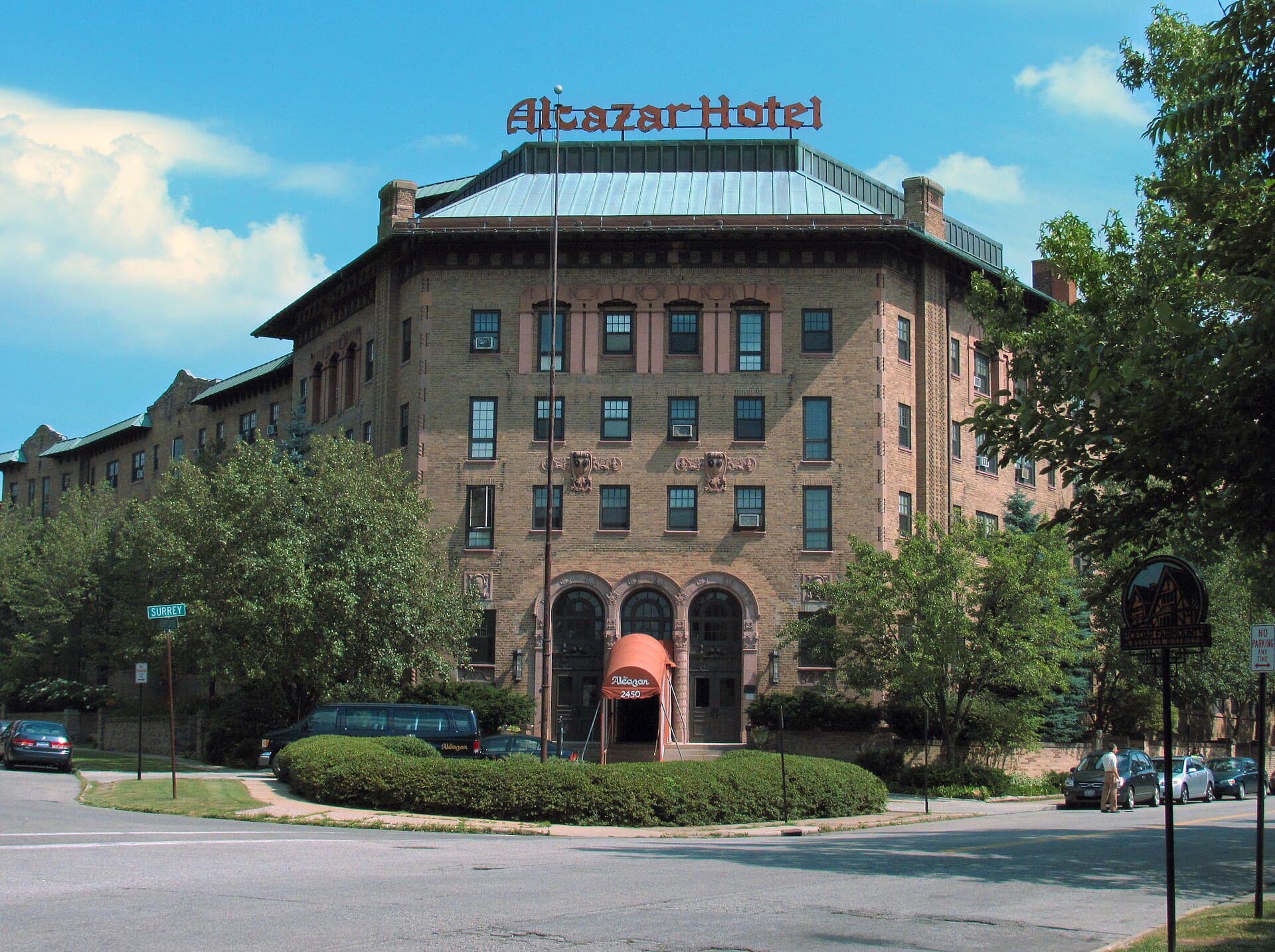Alcazar Hotel (via Wikimedia Commons, CC BY-SA 3.0)